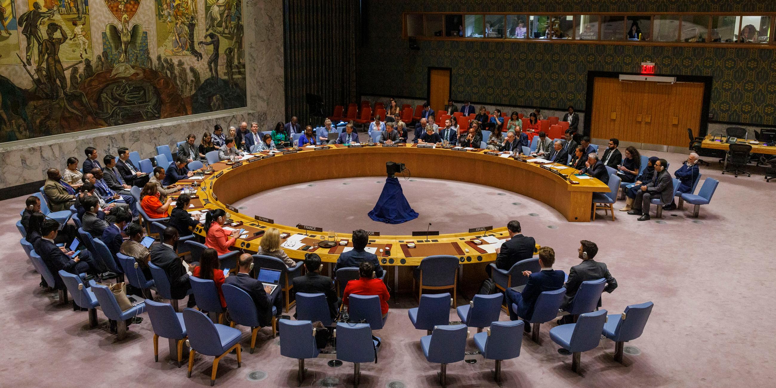 Mitglieder des Sicherheitsrats sitzen zu einem Treffen im Hauptquartier der Vereinten Nationen in New York, New York, USA, am 31. Juli 2024. 