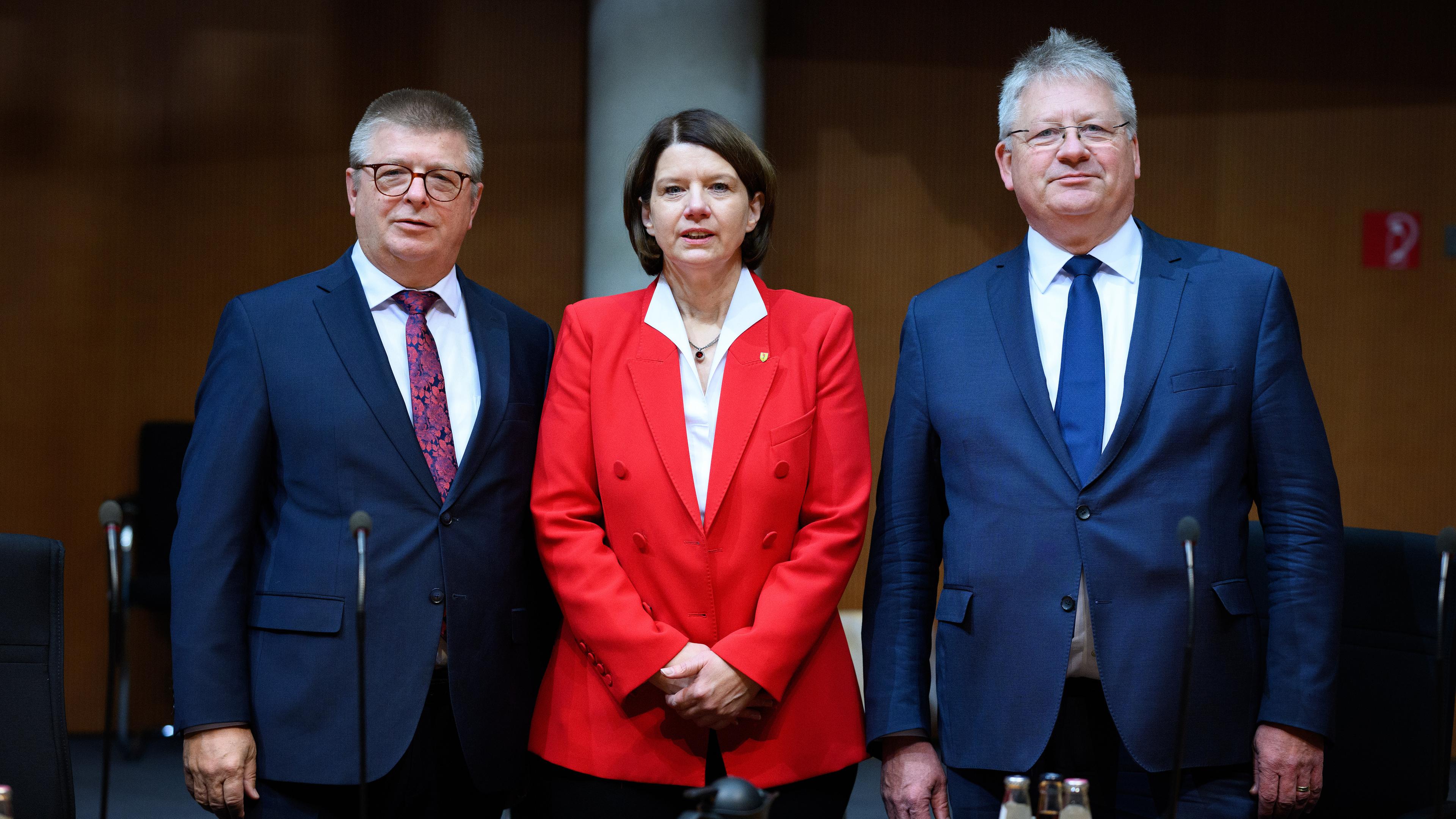 Thomas Haldenwang, Martina Rosenberg und Bruno Kahl bei der öffentlichen Sitzung Parlamentarisches Kontrollgremium