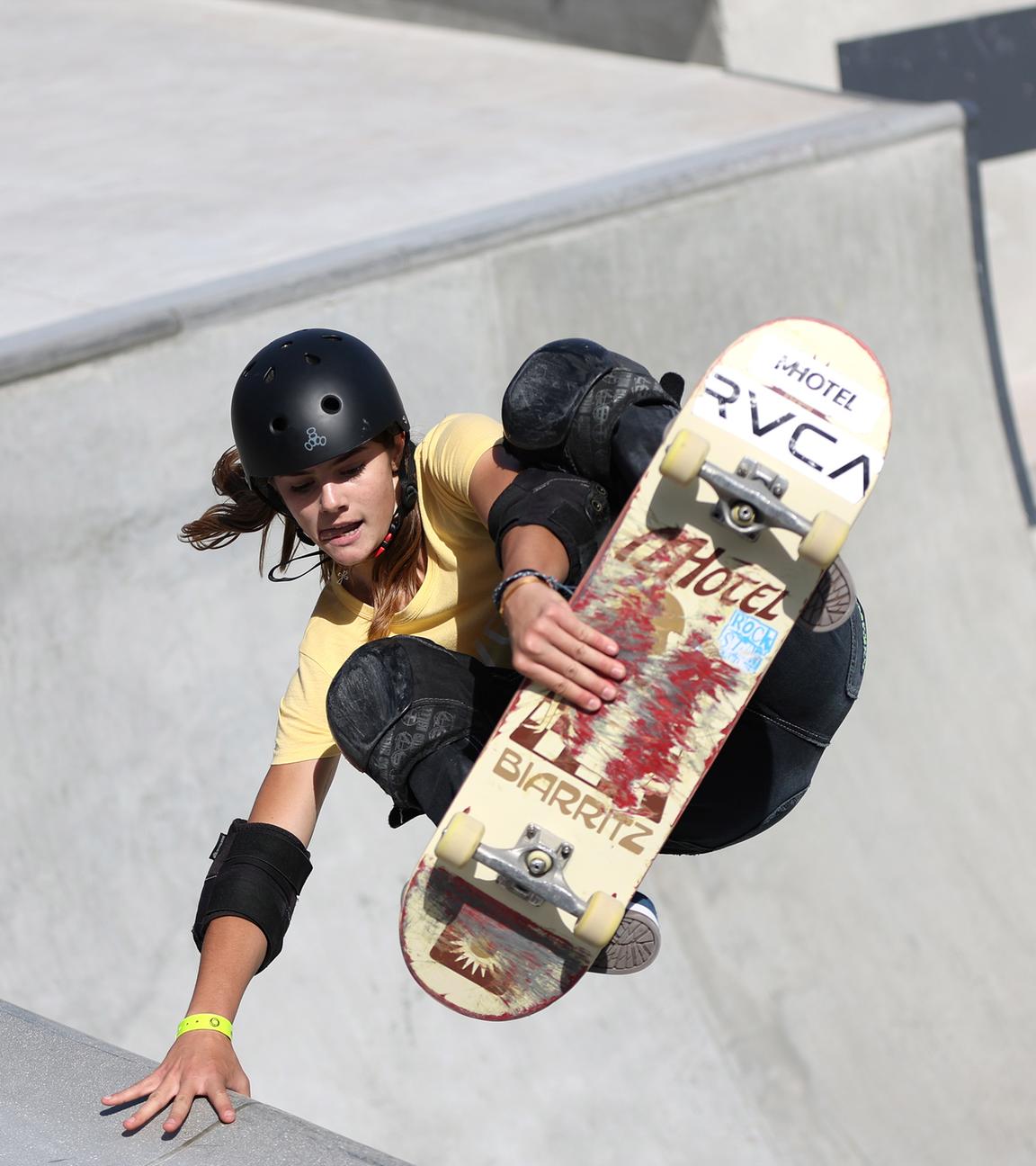 Eine Skaterin macht mit ihrem Skateboard einen Trick bei der Skatepark-WM 2023 in den Vereinigten Arabischen Emiraten.