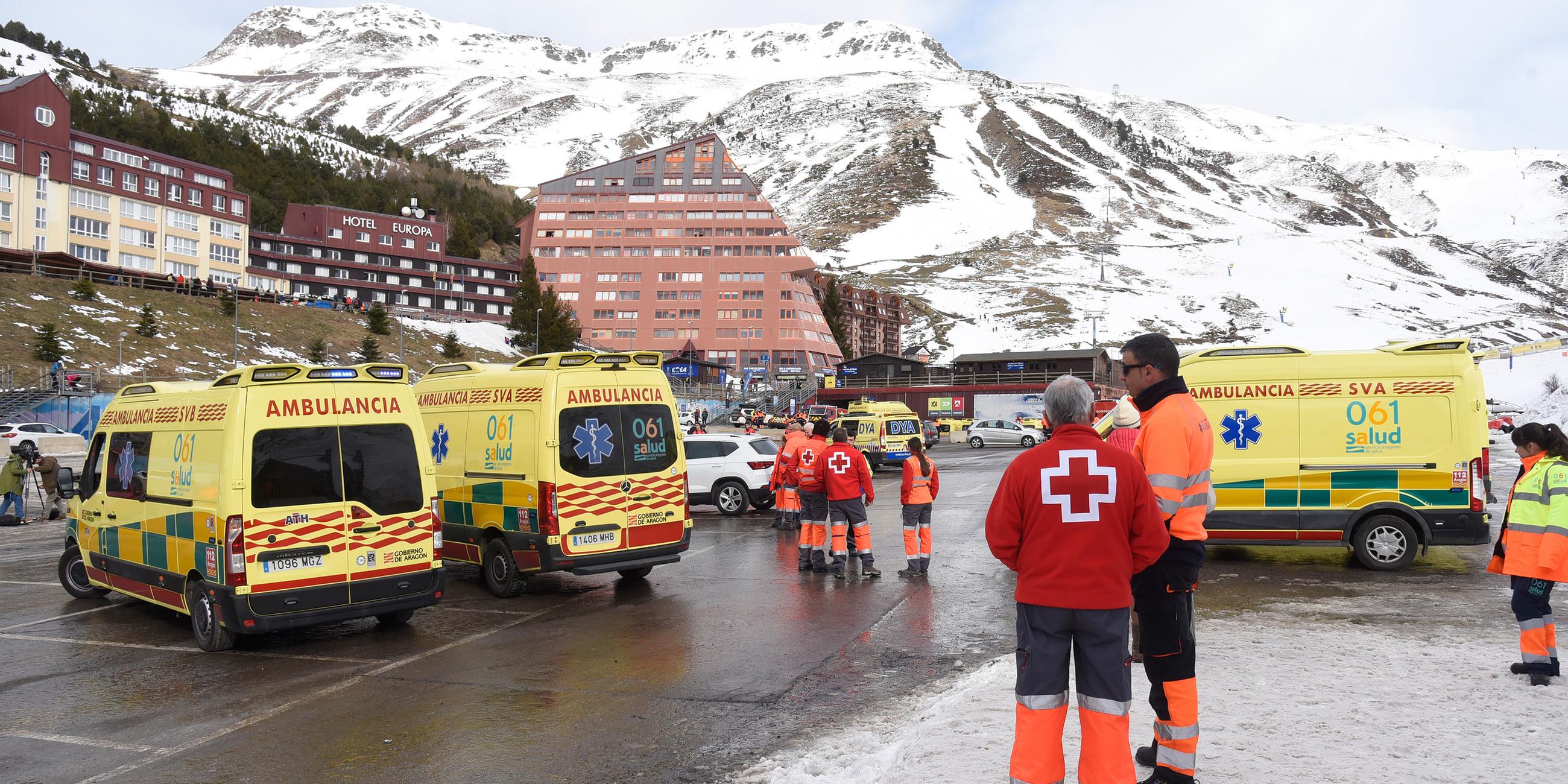 Ärzte- und Notfallteams im Astun stehen im Skigebiet Astun in Spanien, aufgenommen am 18.01.2025