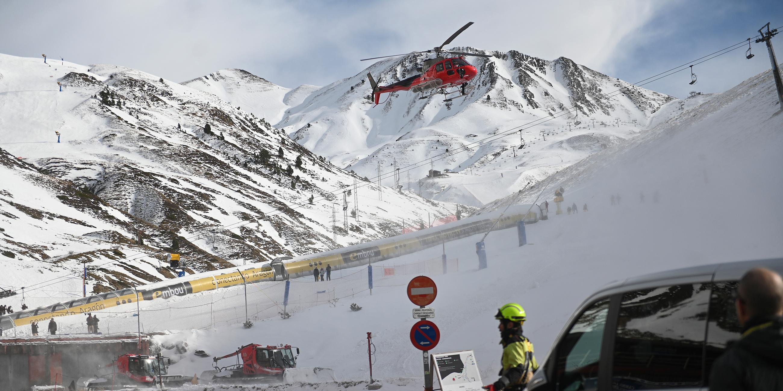 Ein Notfallhubschrauber fliegt über die Skilifte im Skigebiet Astun in Huesca, Spanien, aufgenommen am 18.01.2025