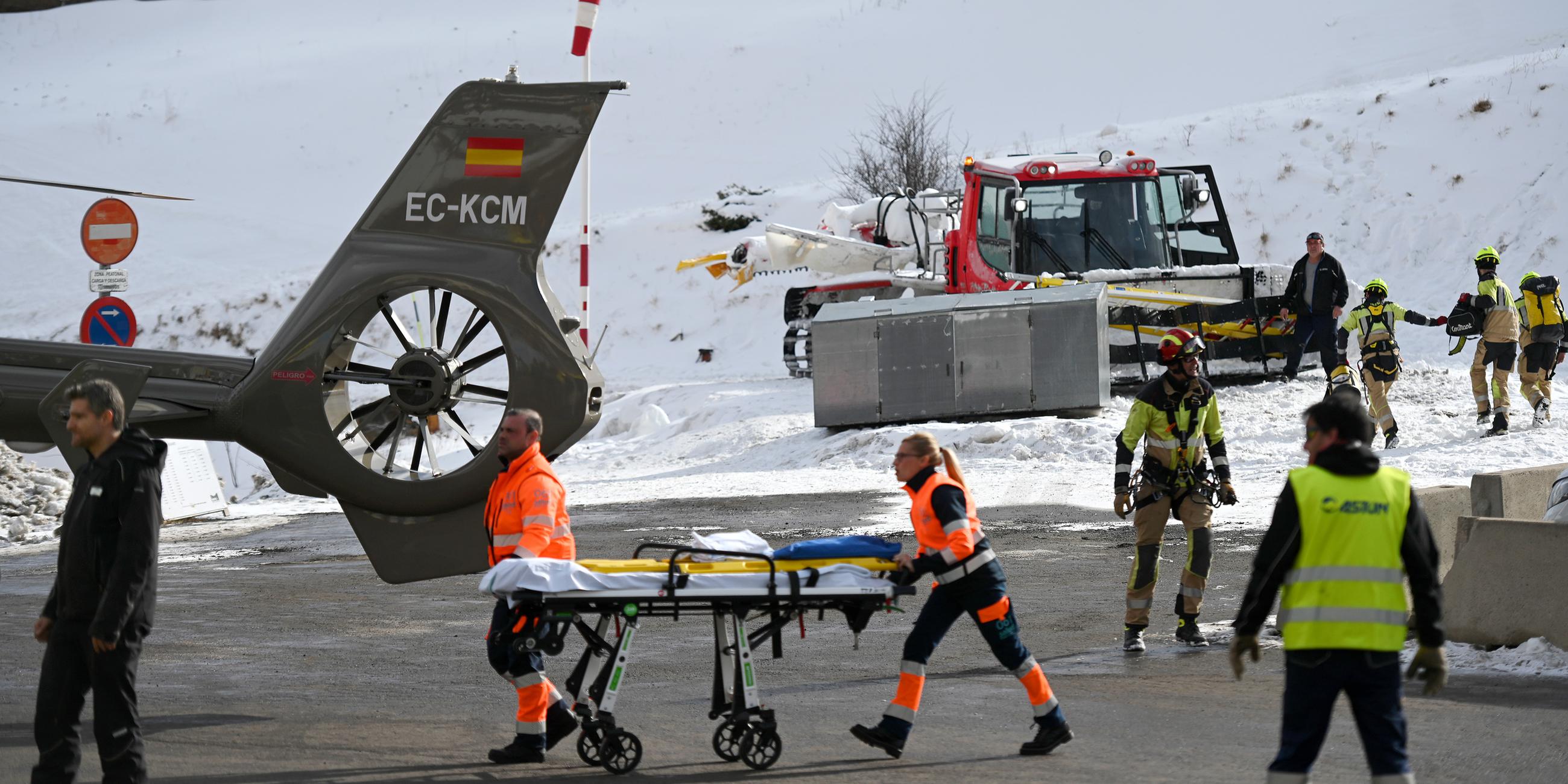 Rettungskräfte sind im Skigebiet Astun im Einsatz, aufgenommen am 18.01.2025