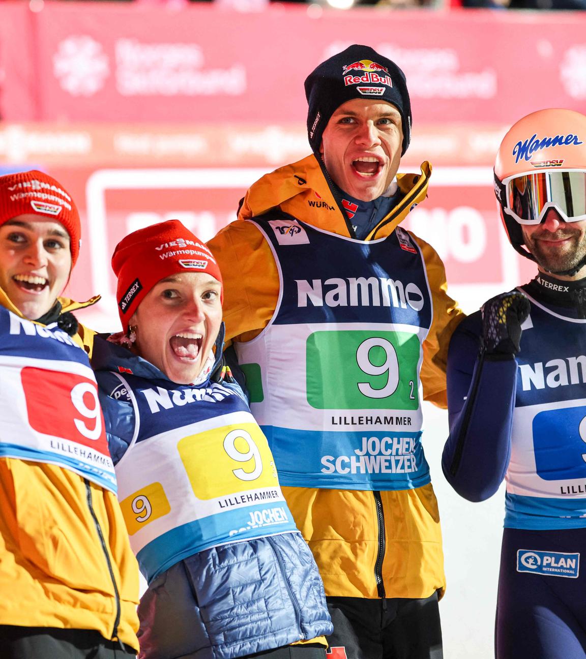 Selina Freitag, Katharina Schmid, Andreas Wellinger und Pius Paschke bejubeln den Sieg