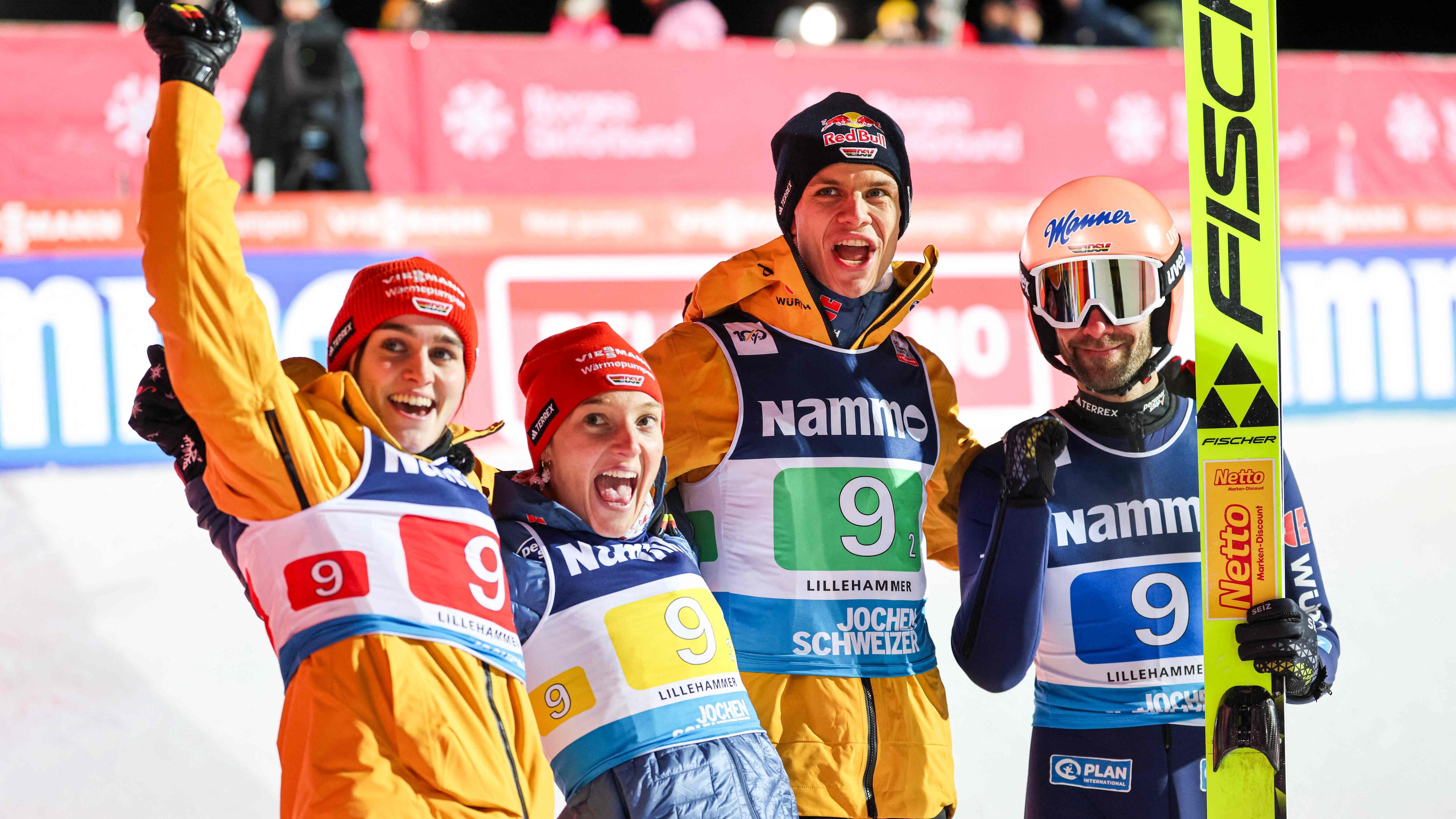 Selina Freitag, Katharina Schmid, Andreas Wellinger und Pius Paschke bejubeln den Sieg