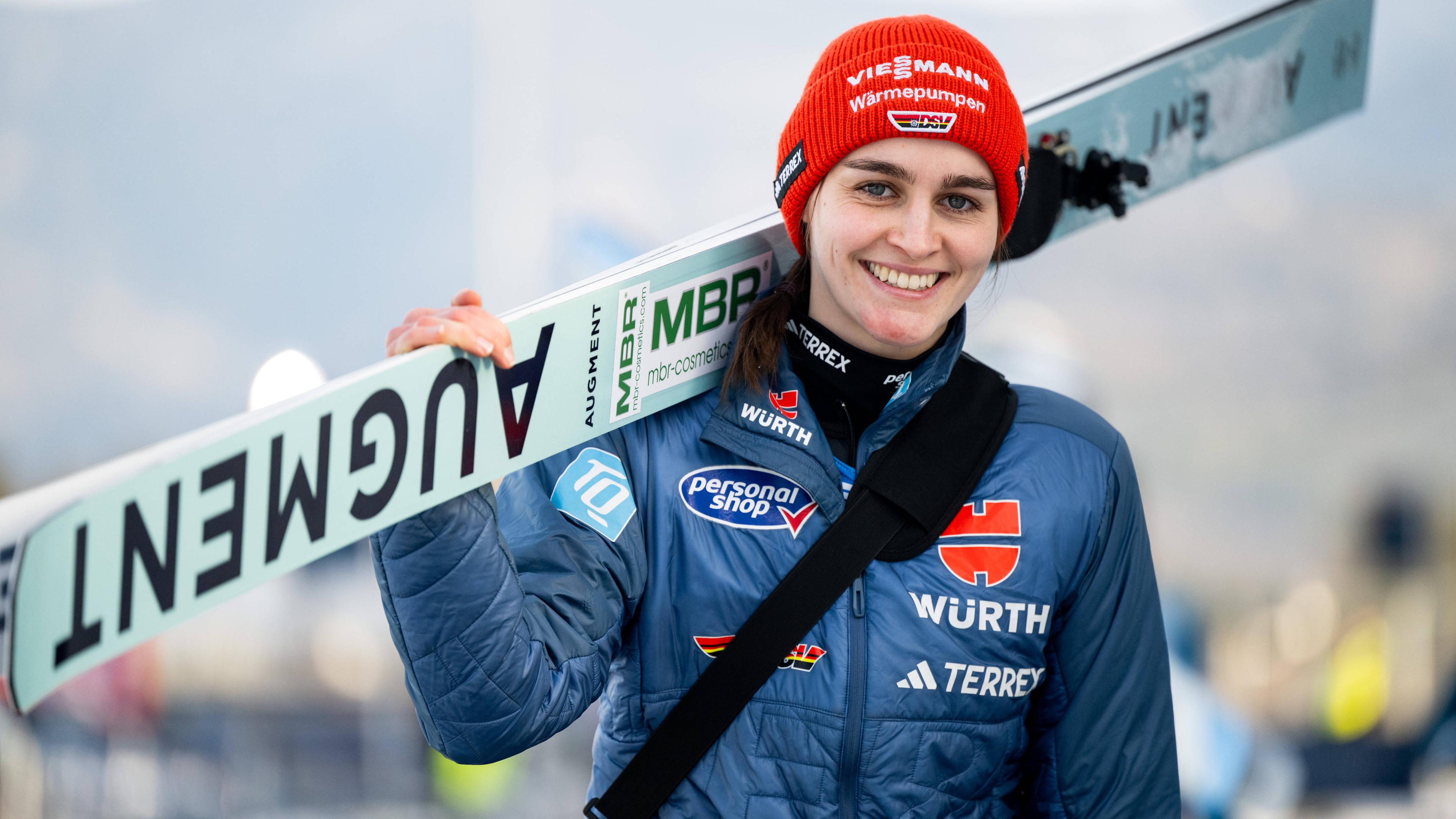 Selina Freitag beim Springen in Villach