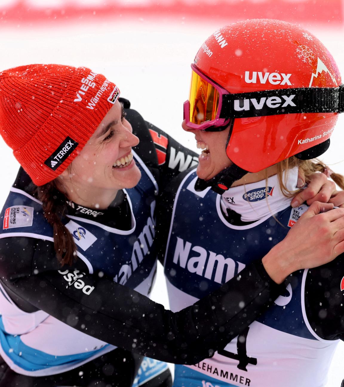 Die Skispringerinnen Katharina Schmid und Selina Freitag umarmen sich