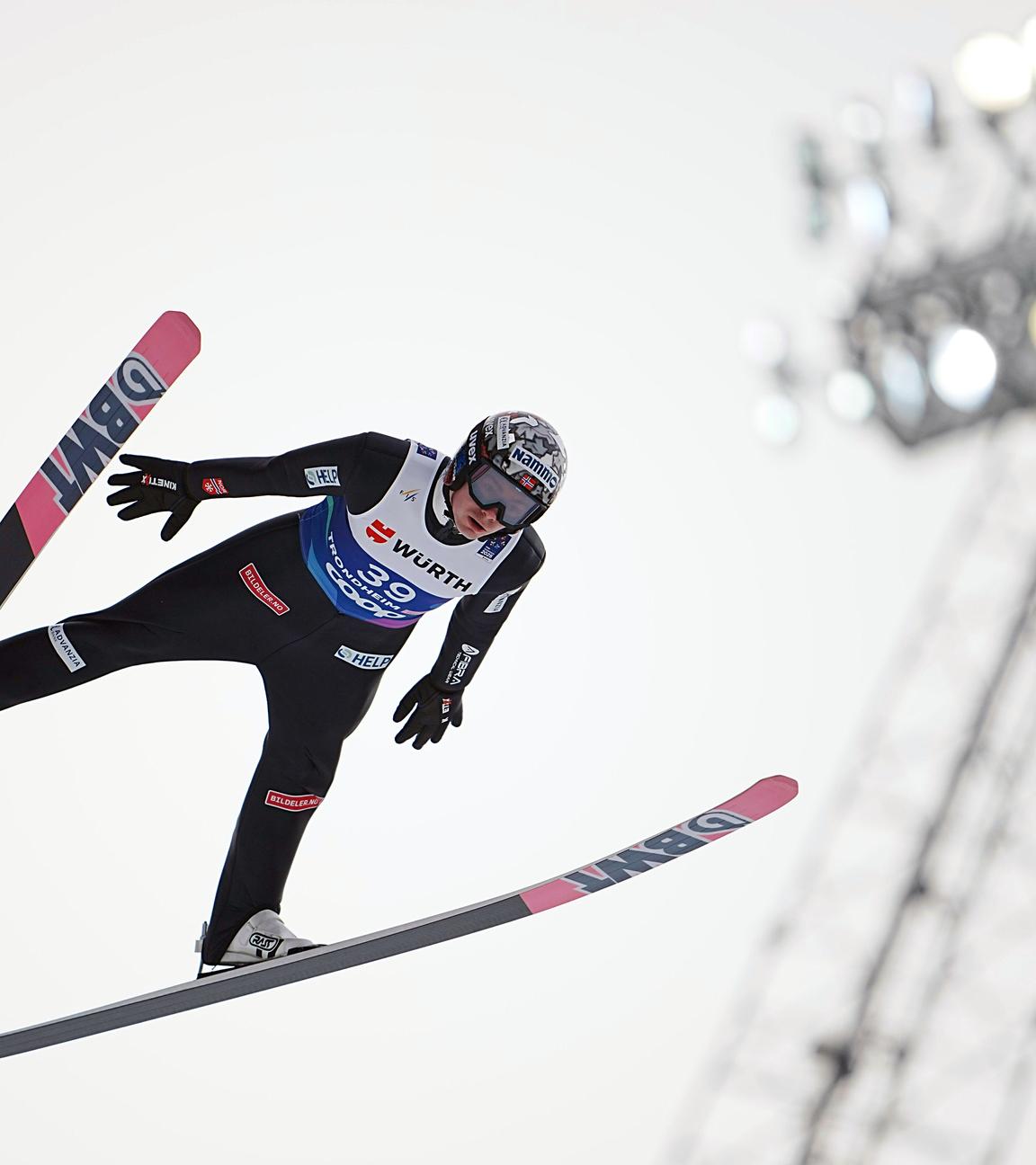 Der norwegische Skispringer Marius Lindvik im Flug