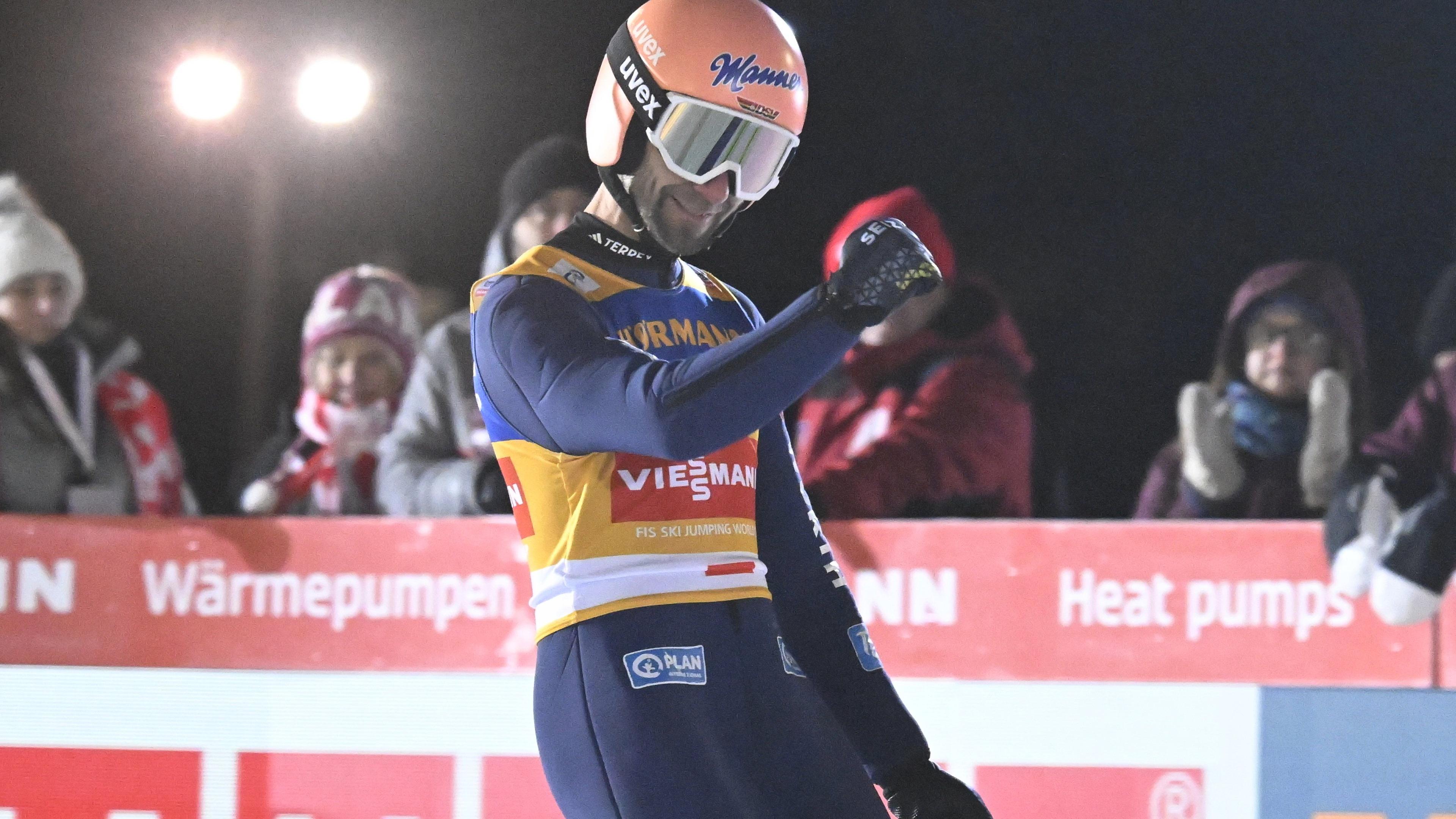 Skispringern Pius Paschke jubelt nach seinem Weltcupsieg im finnischen Ruka