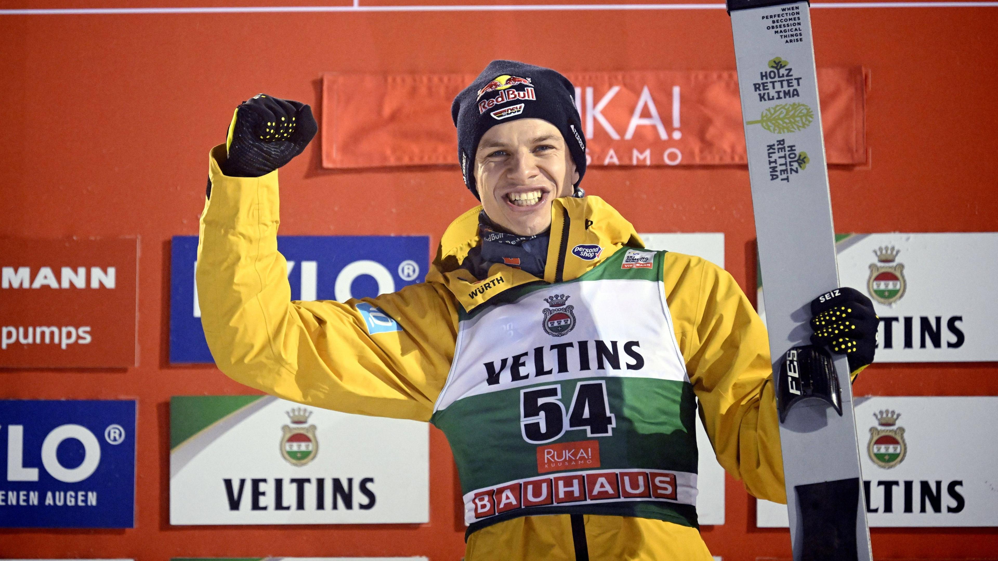 Andreas Wellinger bejubelt auf dem Podium seinen Sieg.