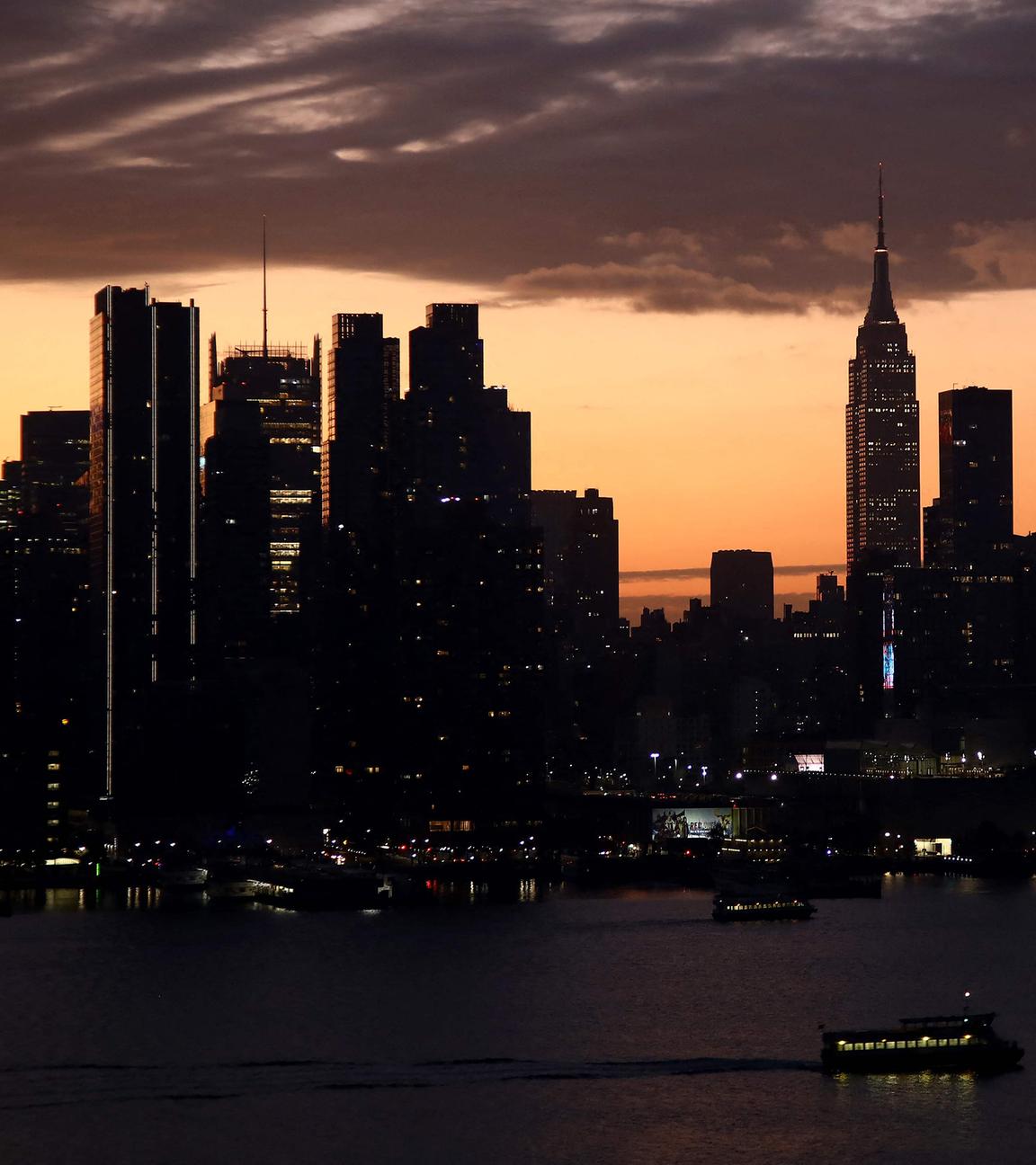 Skyline von Manhattan in der Abenddämmerung