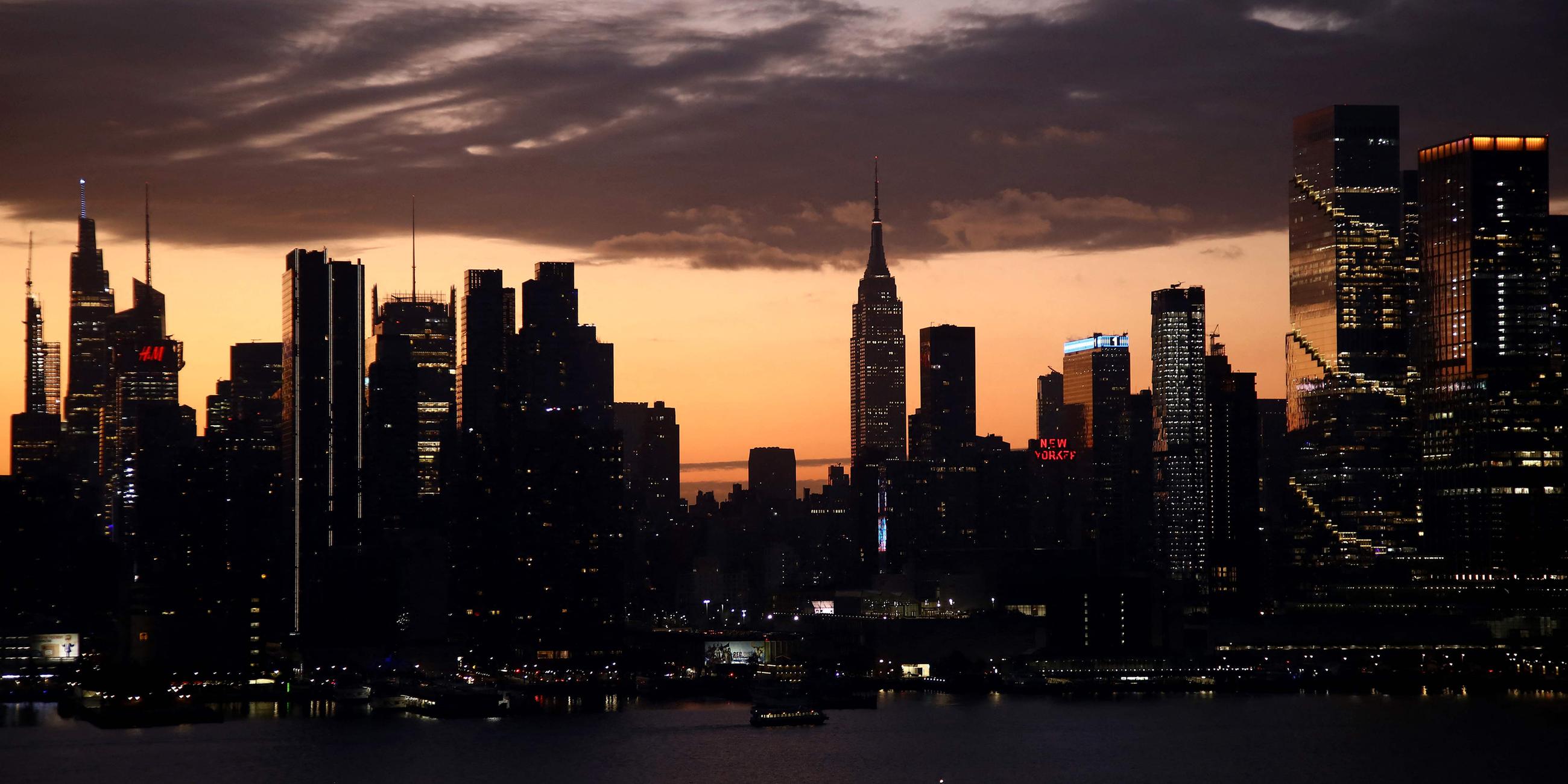 Skyline von Manhattan in der Abenddämmerung