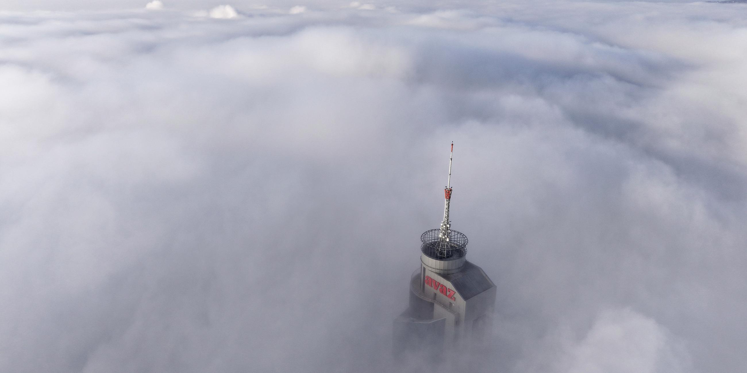 Twist Tower ragt durch Nebel und Smog über Sarajewo, Bosnien