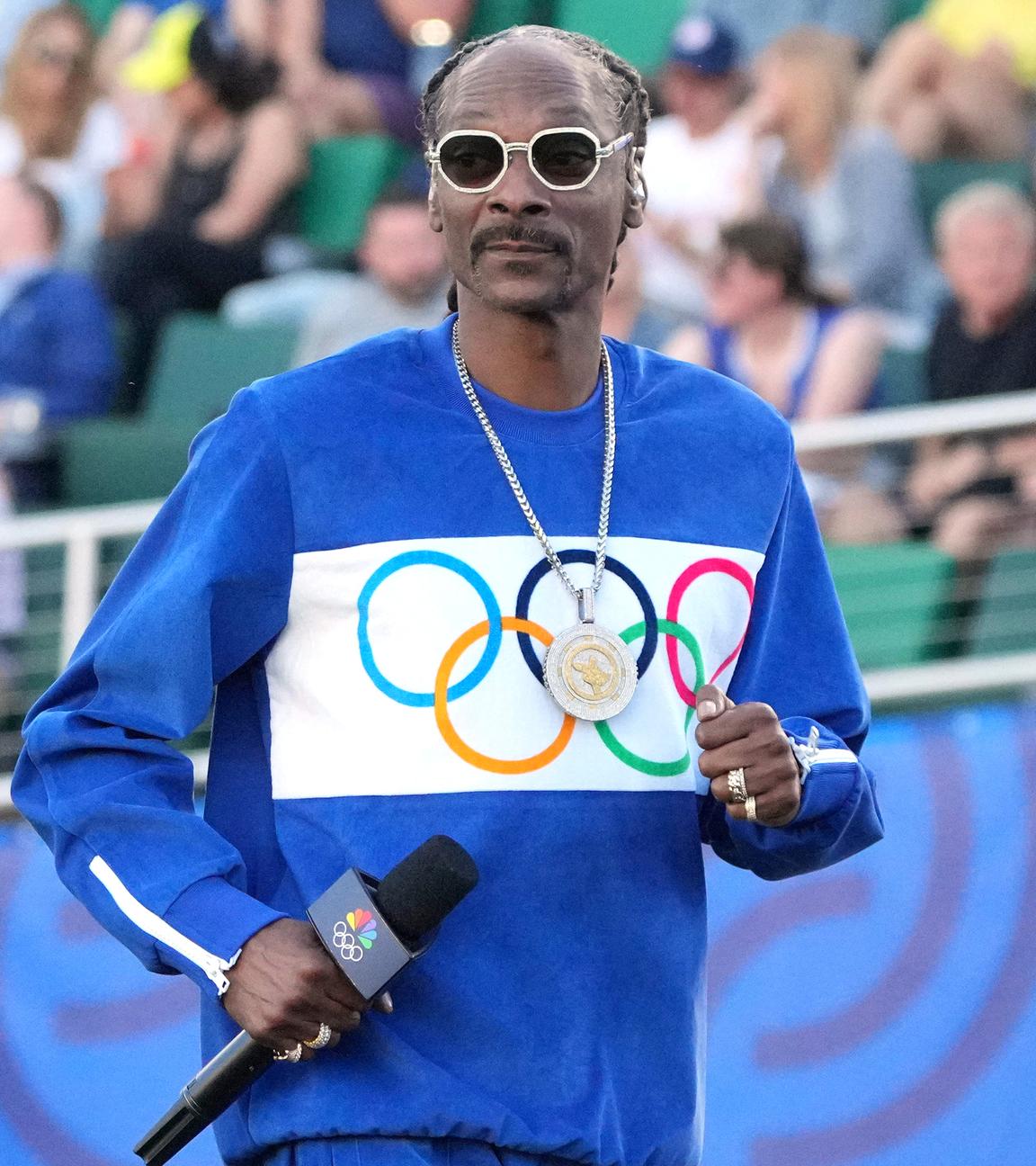 Snoop Dogg schaut während der US-Olympiamannschafts-Qualifikation auf dem Hayward Field zu, aufgenommen am 23.06.2024