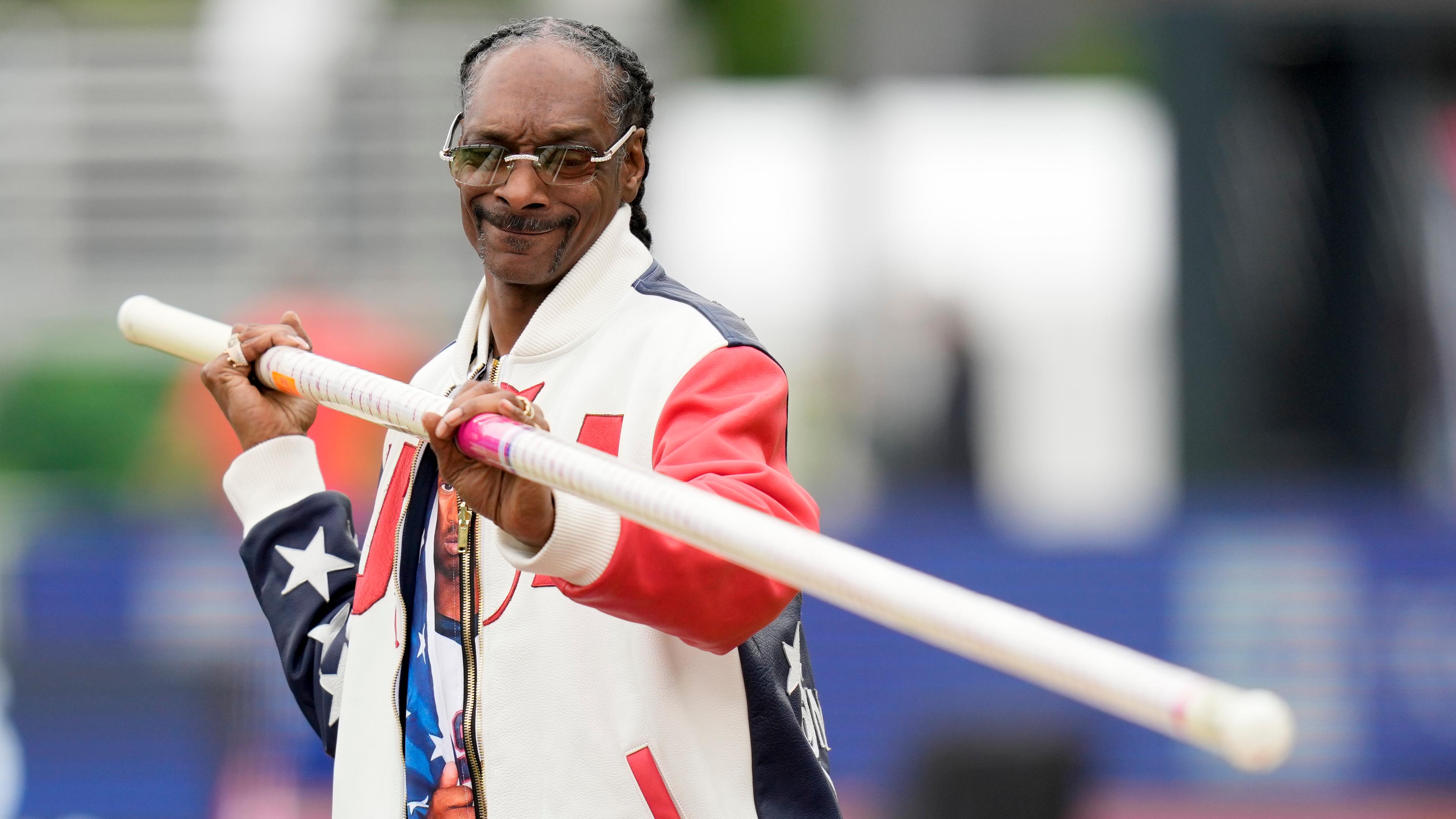 Snoop Dogg erhält eine Lektion im Stabhochsprung während der US-Leichtathletik-Trials für die Olympiamannschaft