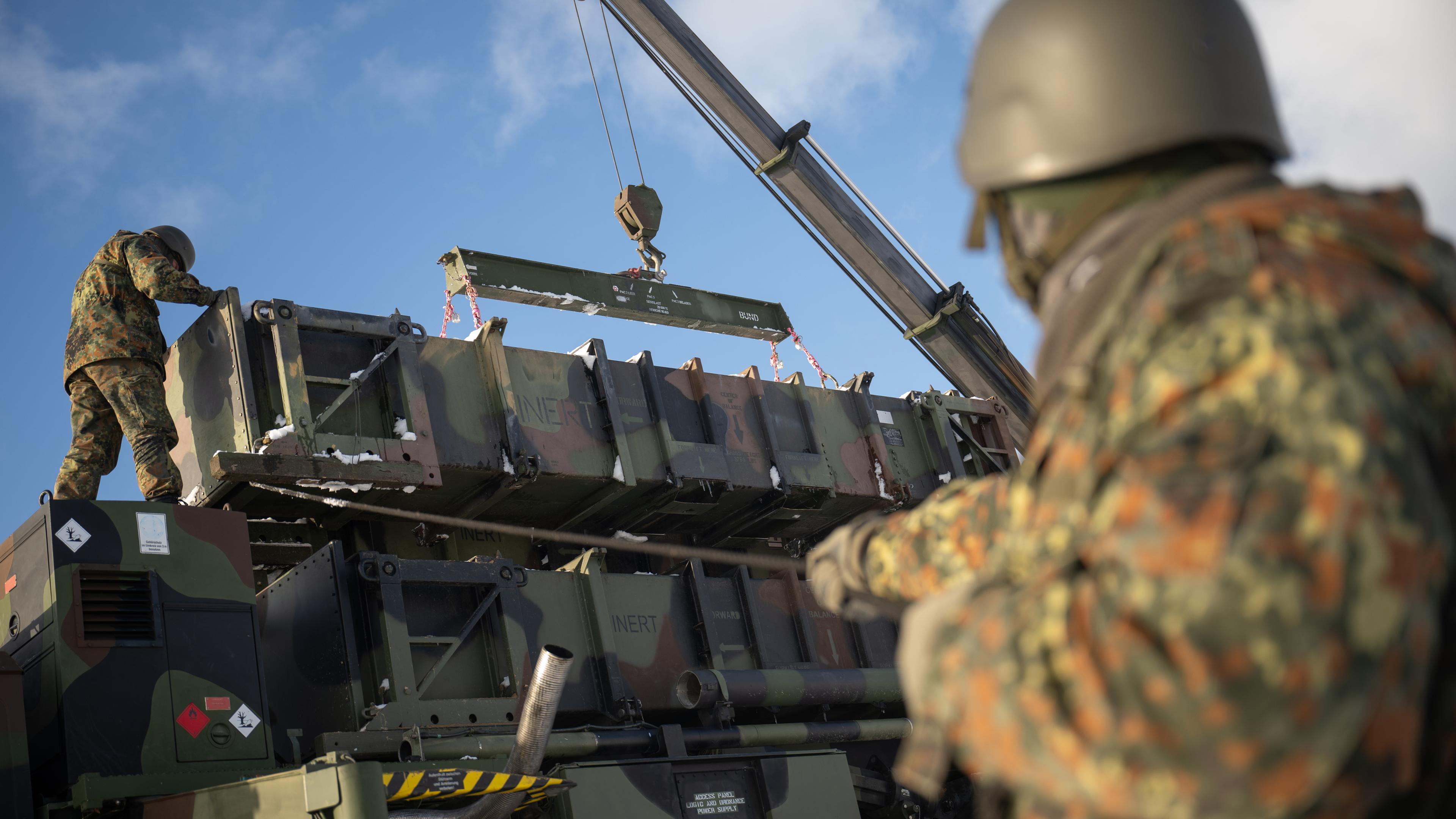 Ukrainische Soldaten laden während eines Ausbildungskurses am Flugabwehrsystem Patriot an einem Standort der Bundeswehr Container für ein Startgerät um. Archivbild