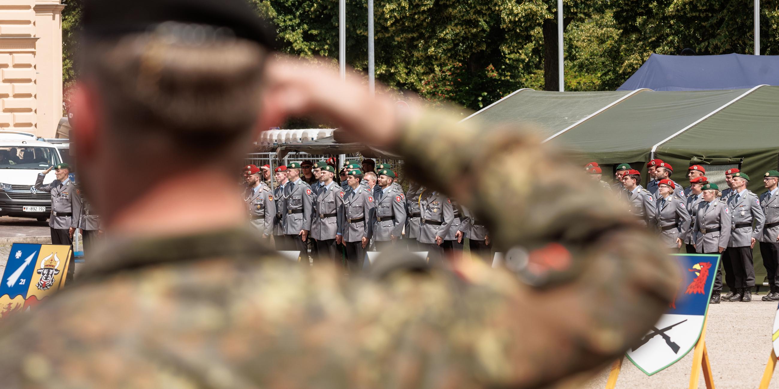 Soldaten der Bundeswehr stehen zum Rückkehrappel auf dem Alten Garten in Schwerin. 