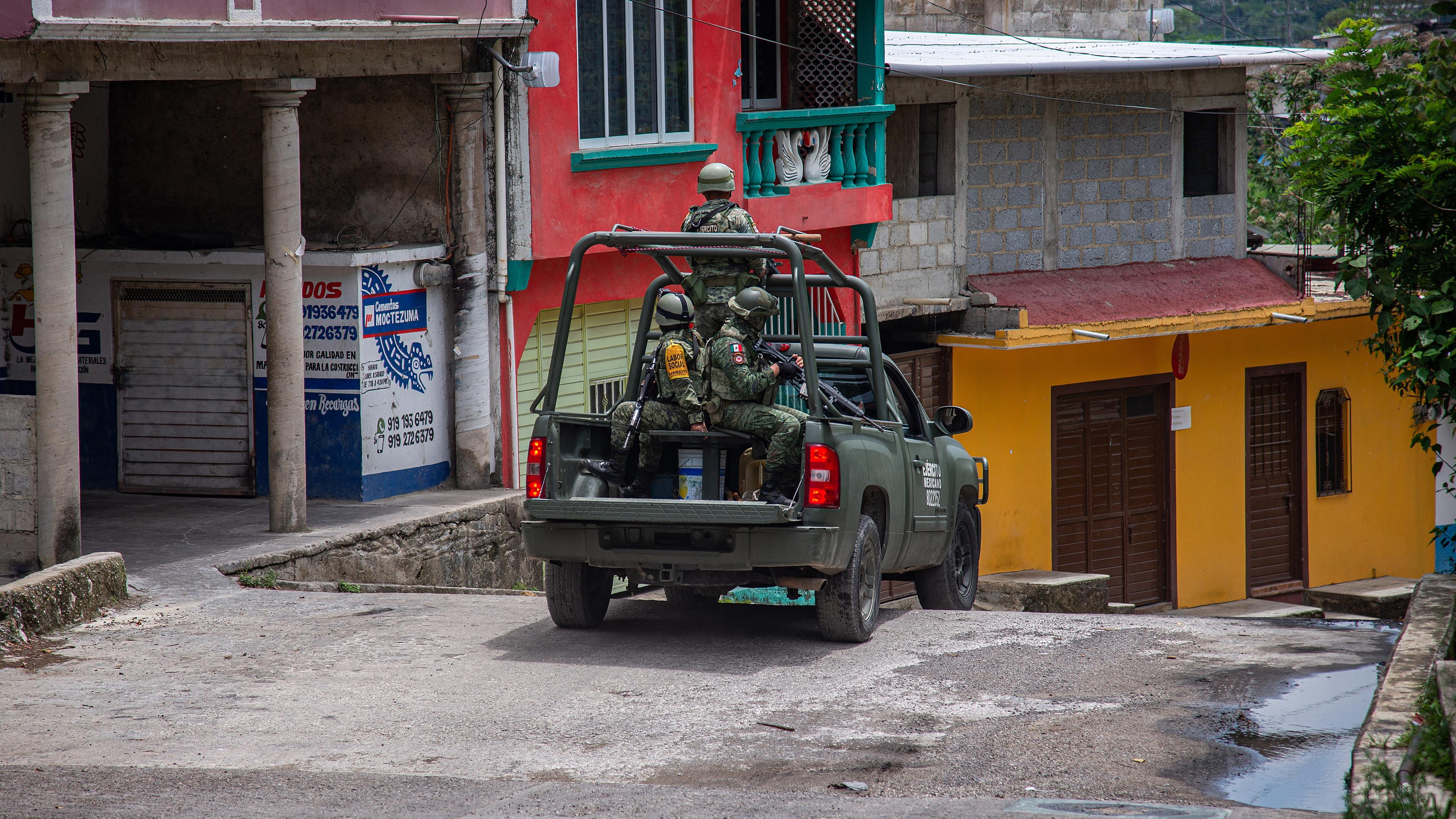 Soldaten in Mexiko fahren eine Straße entlang.