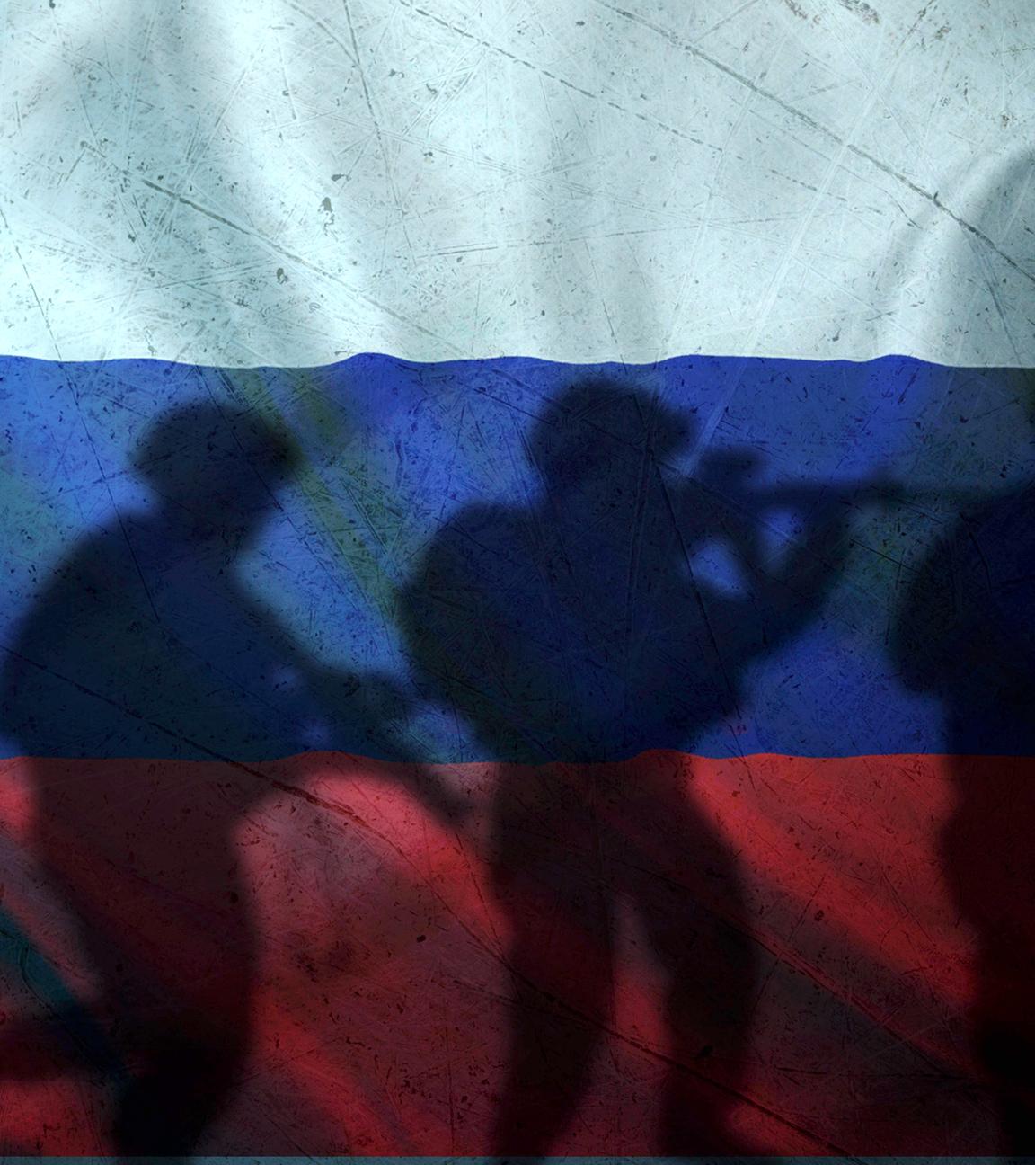 Silhouette von Soldaten vor einer russische Flagge