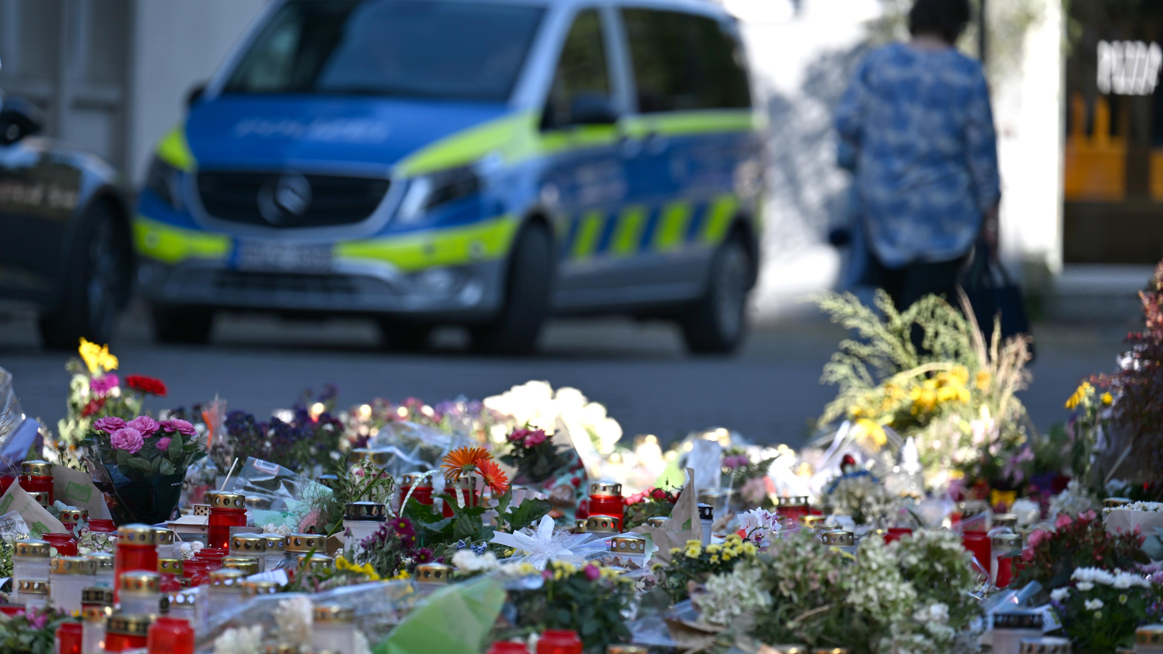 Soligen: Blumen und Polizeiwagen