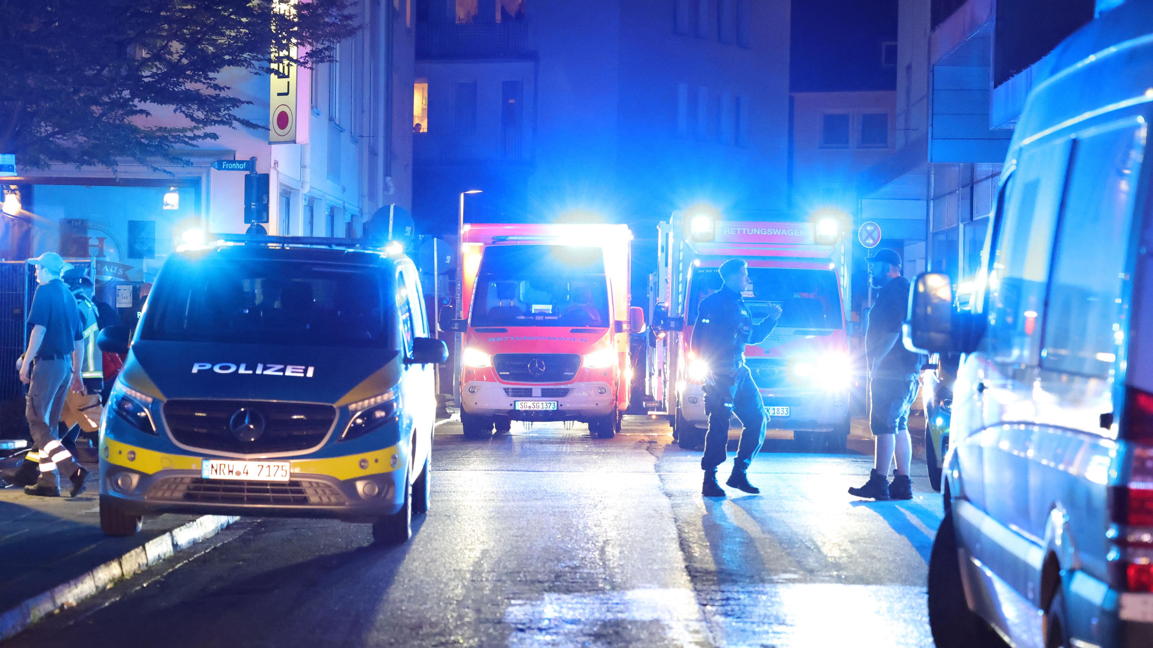 Polizei und Rettungswagen stehen in der Nähe eines Einsatzortes in Solingen. 