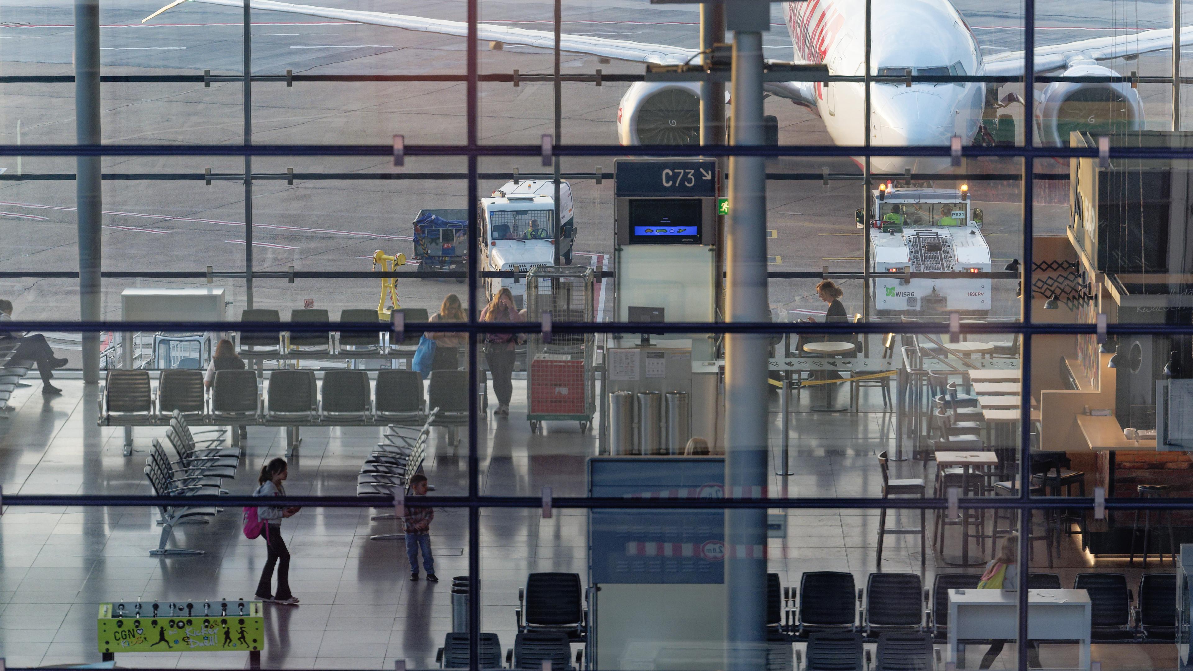 Reisende warten im Flughafen Köln/Bonn auf den Start ihres Fluges.