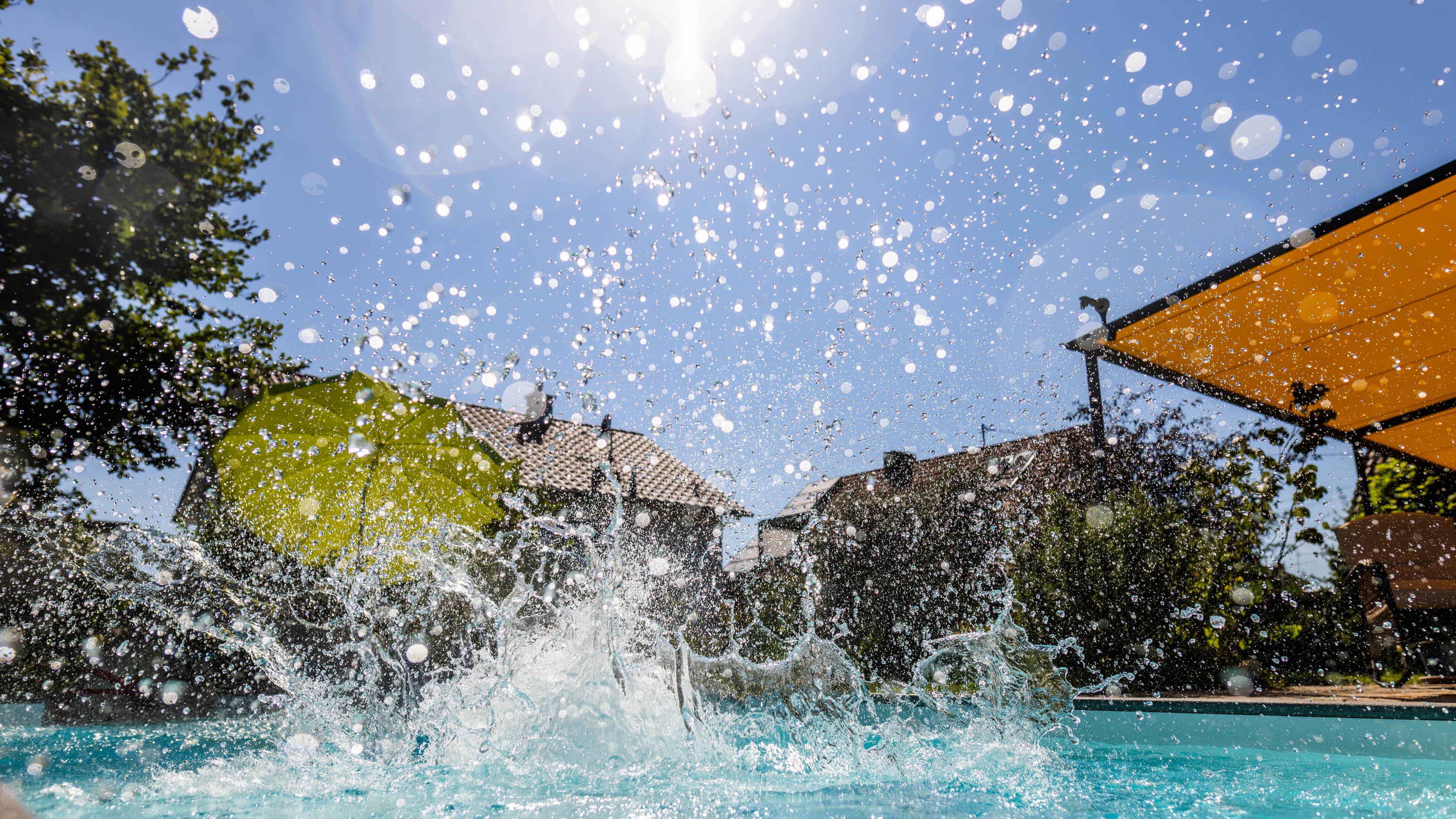 Baden-Württemberg, Eschbach: Wasser spritzt auf die Kamera