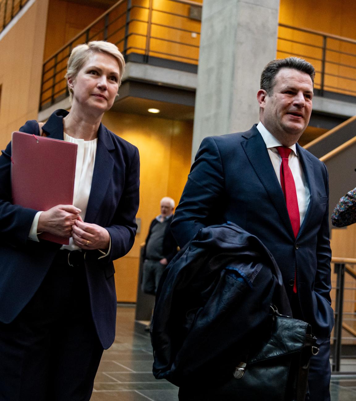 Manuela Schwesig (SPD), Ministerpräsidentin von Mecklenburg-Vorpommern, und Hubertus Heil (SPD), Bundesminister für Arbeit und Soziales, verlassen das erste Sondierungsgespräch nach der Bundestagswahl mit den Unionsparteien im Jakob-Kaiser-Haus in Berlin.