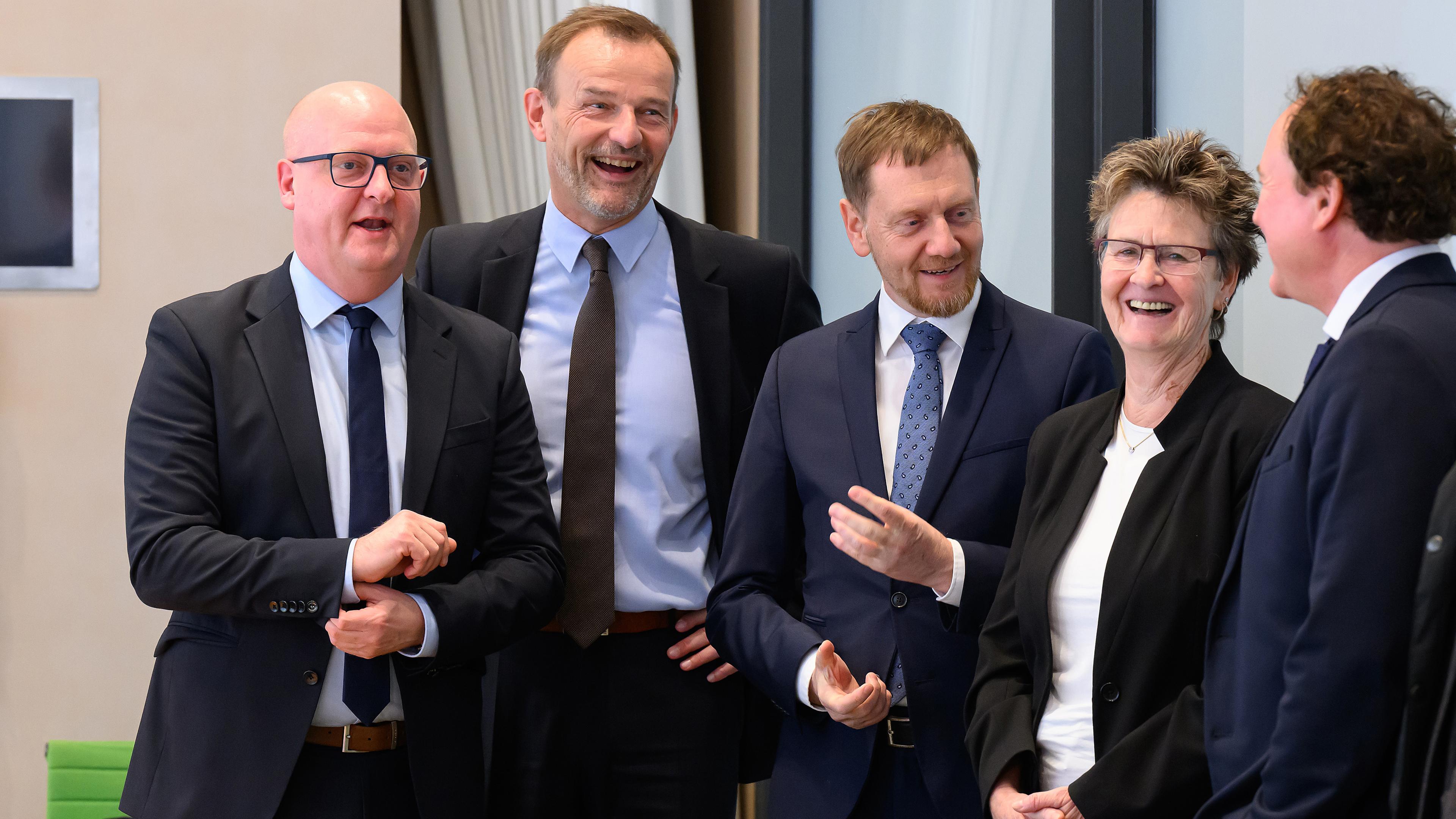 (l-r) Henning Homann (SPD), Jörg Scheibe (BSW), Michael Kretschmer (CDU), Sabine Zimmermann (BSW), und Medienwissenschaftler Marcel Machill (BSW), aufgenommen am 22.10.2024