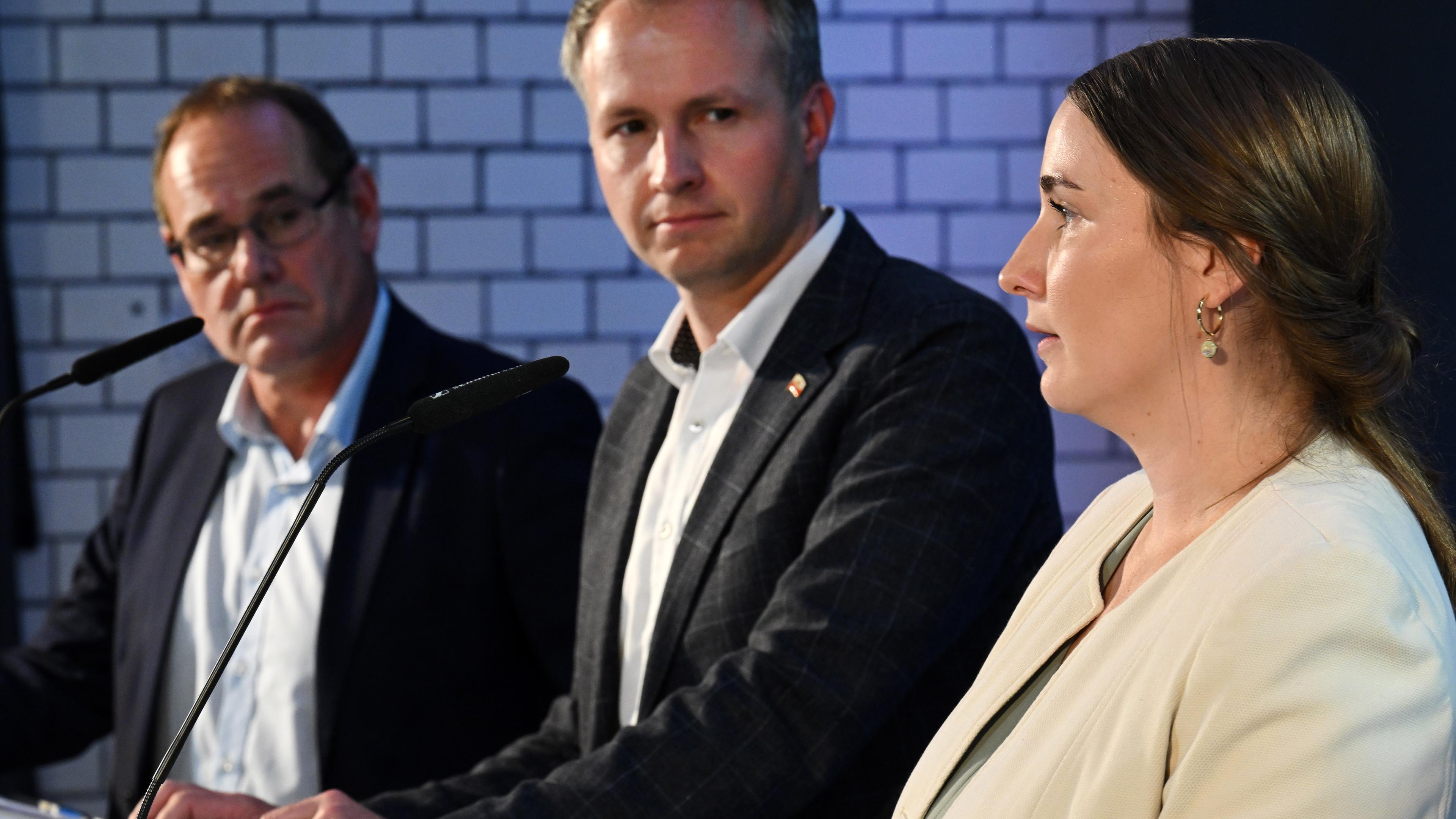 18.10.2024, Thüringen, Erfurt: Tilo Kummer (l-r, BSW), Andreas Bühl (CDU), und Katharina Schenk (SPD) stehen nebeneinander während einer Pressekonferenz zu den Ergebnissen der Sondierungsgespräche zwischen CDU, BSW und SPD in der Erfurter Zentralheize.