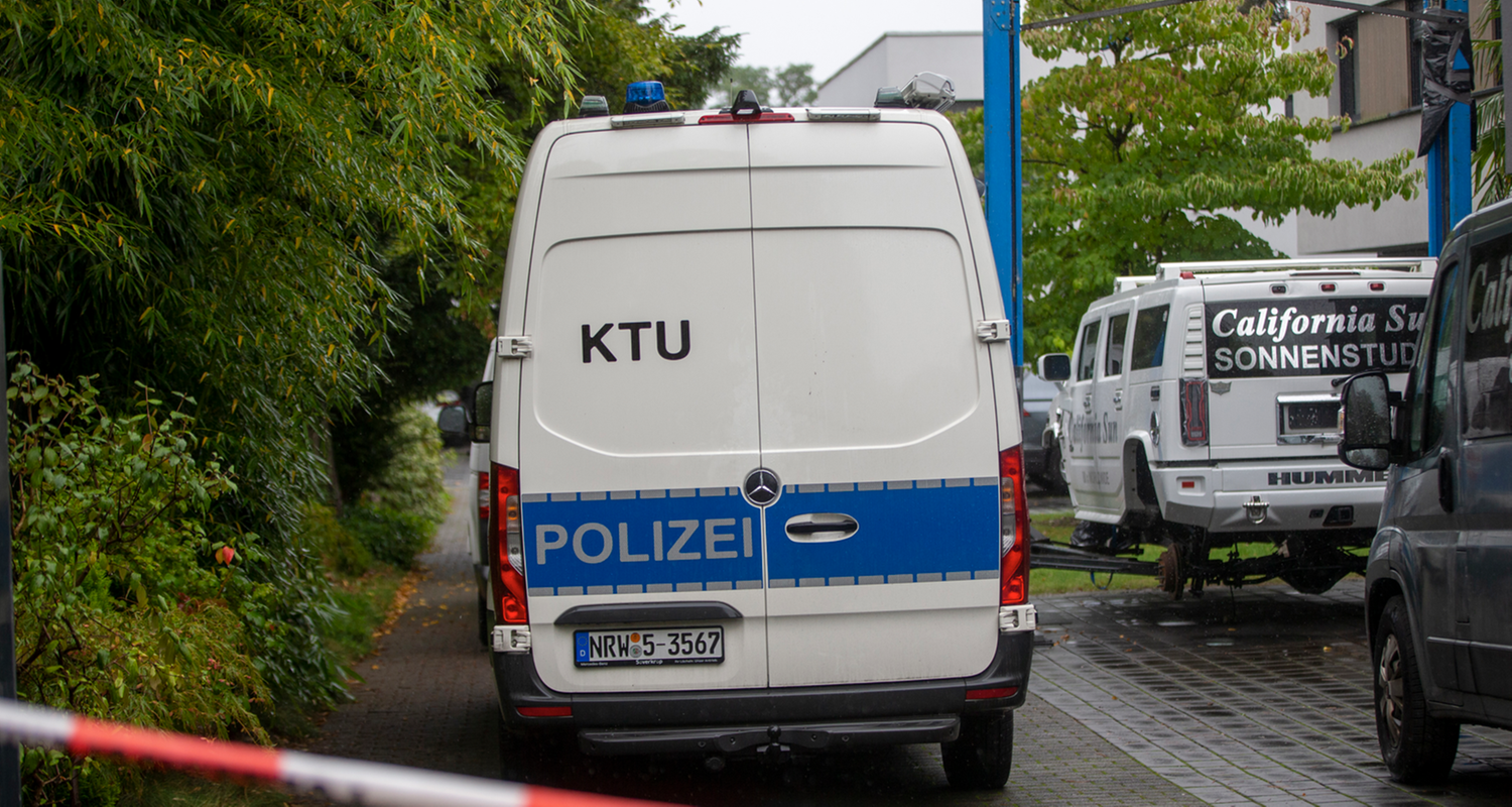 Polizeiauto der KTU mit Absperrung am Tatort