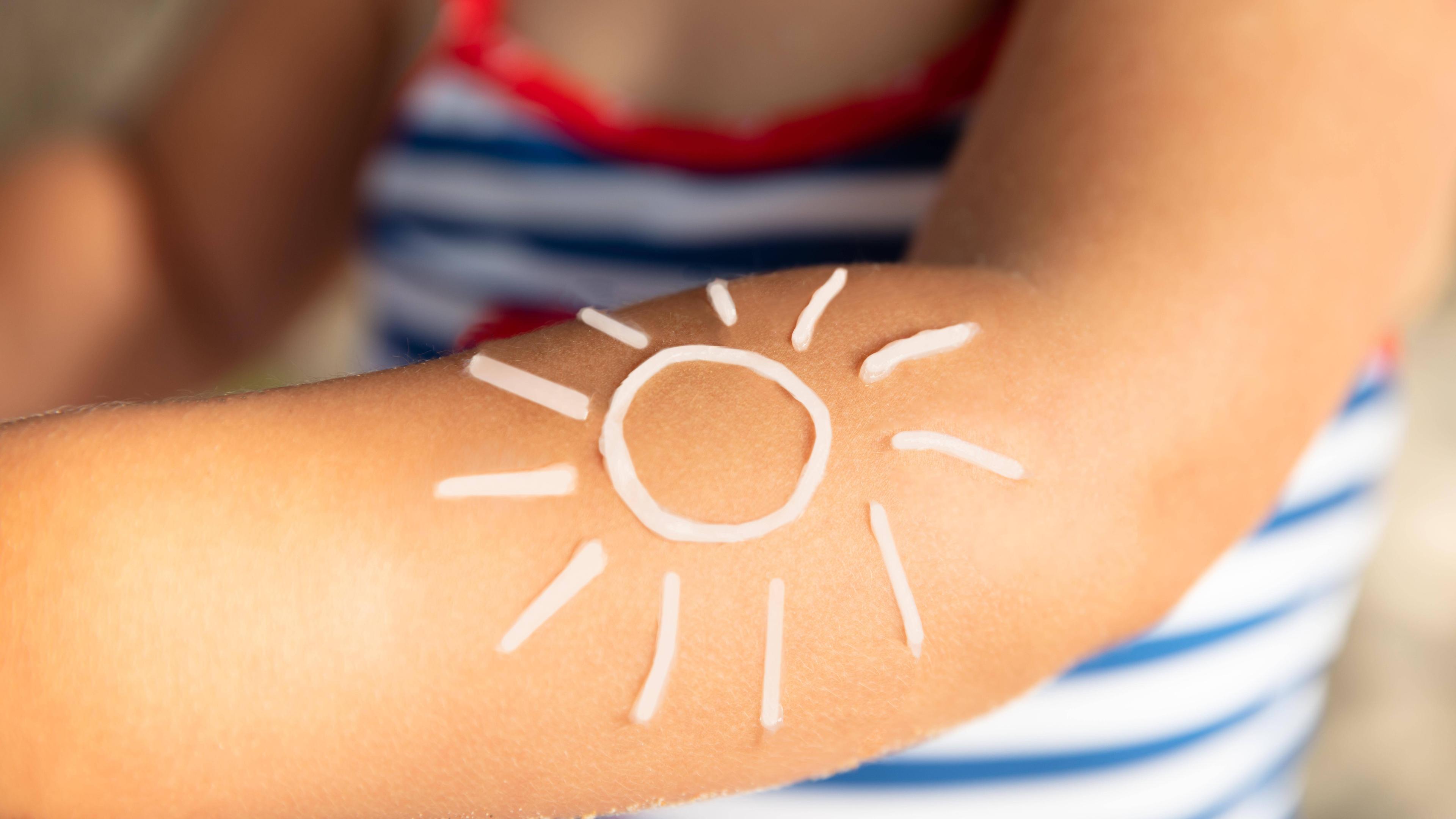 Sonnencreme auf Arm