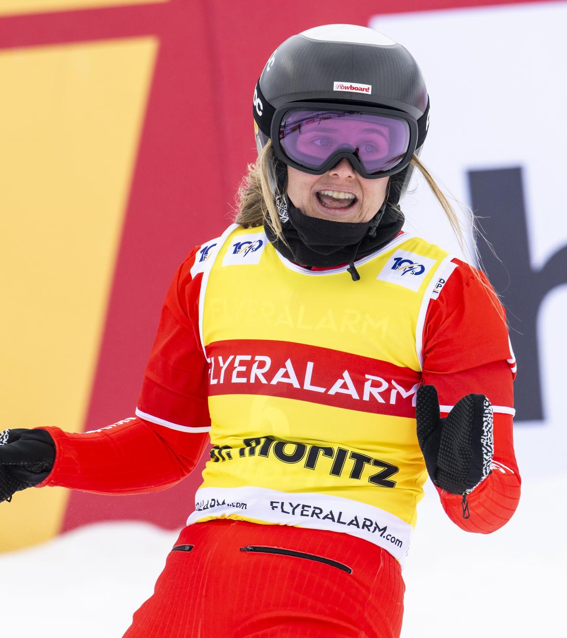 Die Schweizerin Sophie Hediger reagiert beim Snowboard-Cross-Weltcuprennen