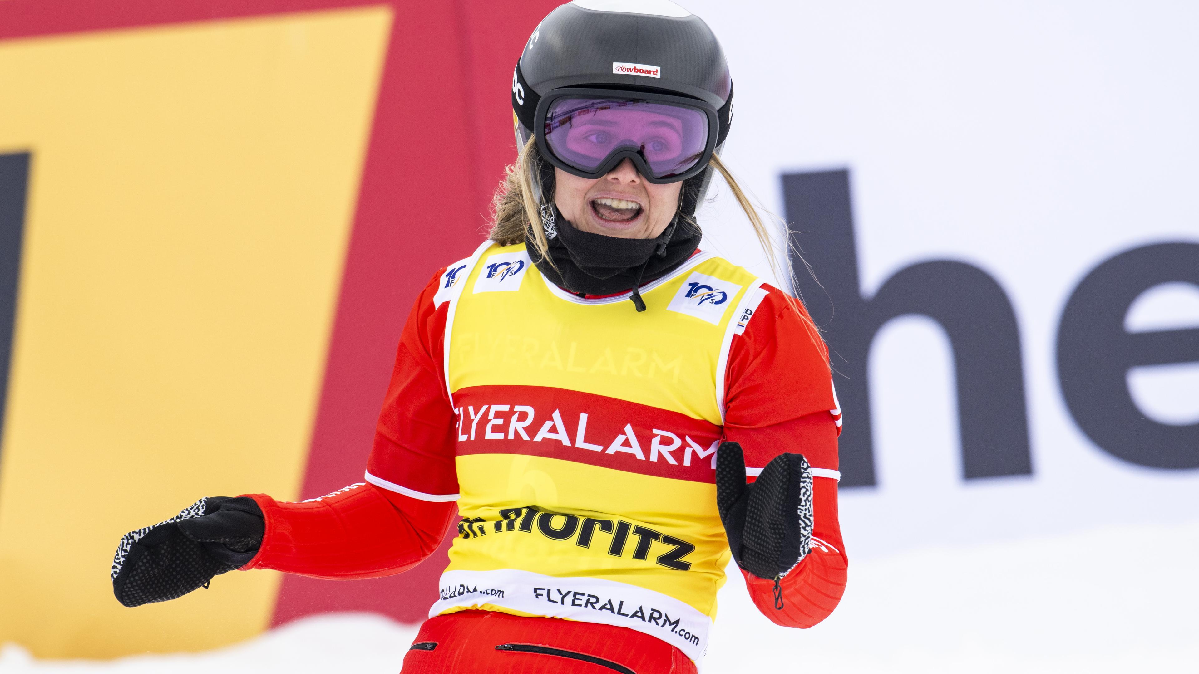 Die Schweizerin Sophie Hediger reagiert beim Snowboard-Cross-Weltcuprennen