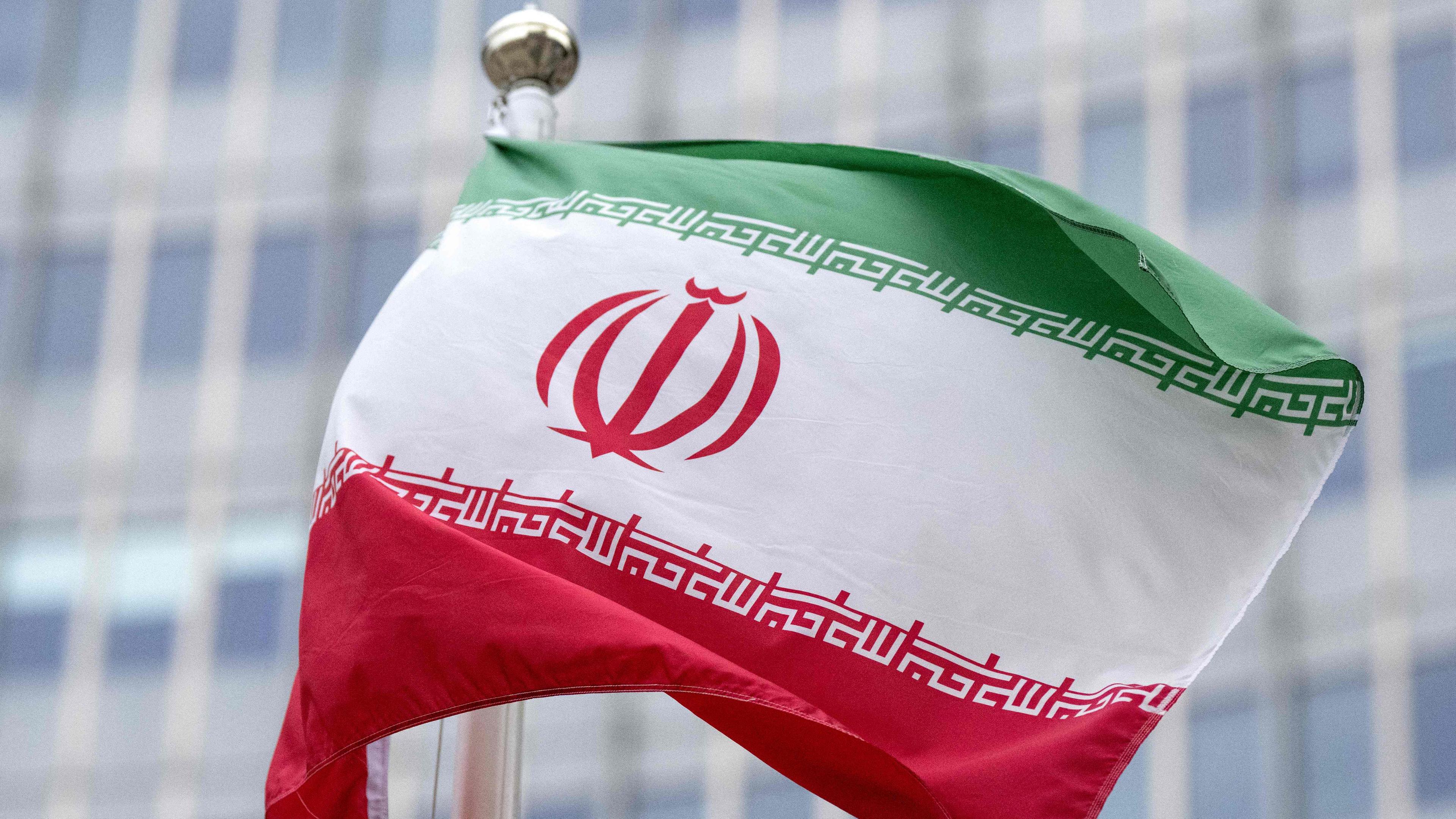 Die Flagge des Iran flattert im Wind.