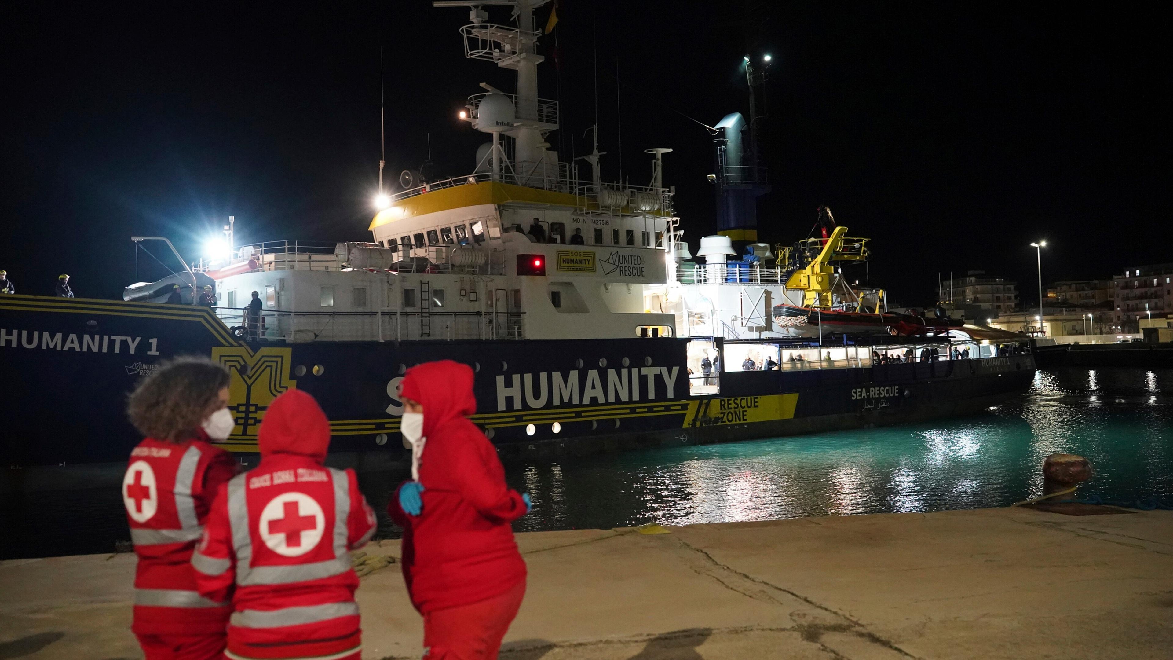 Das humanitäre Schiff SOS Humanity 1 liegt in der süditalienischen Hafenstadt Crotone vor Anker, 04.03.2023.