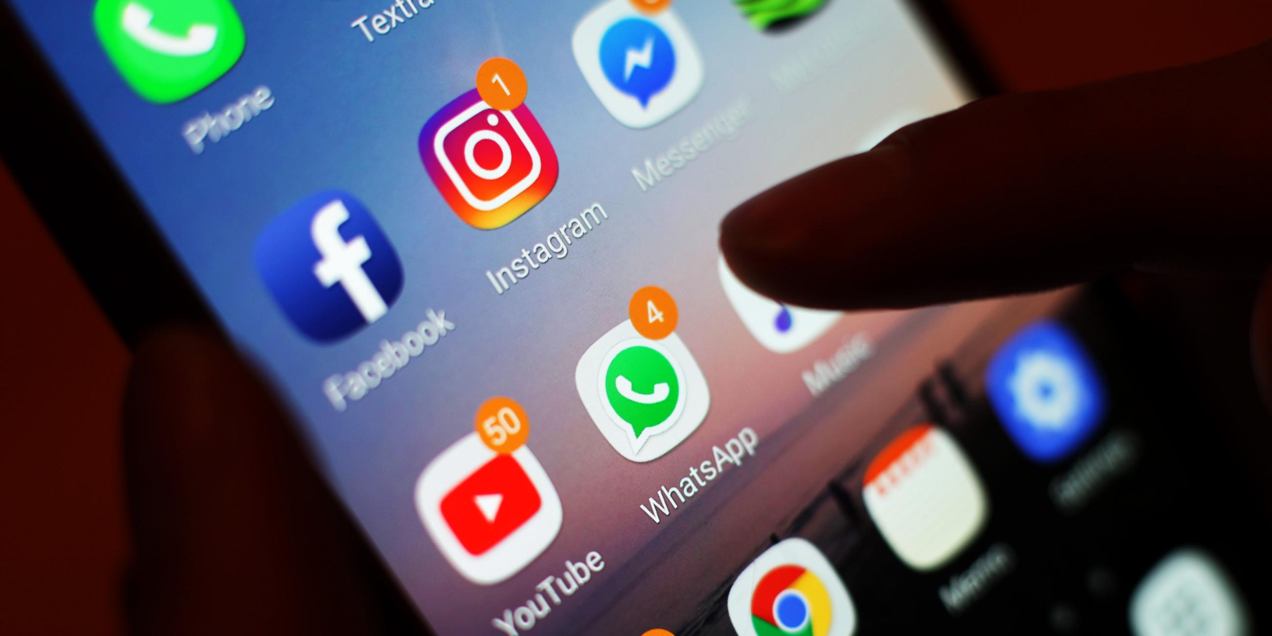 03.01.2018, Großbritannien, London: Ein Smartphone-Display mit Symbolen von Social-Media-Apps, darunter Facebook, Instagram, YouTube und WhatsApp.