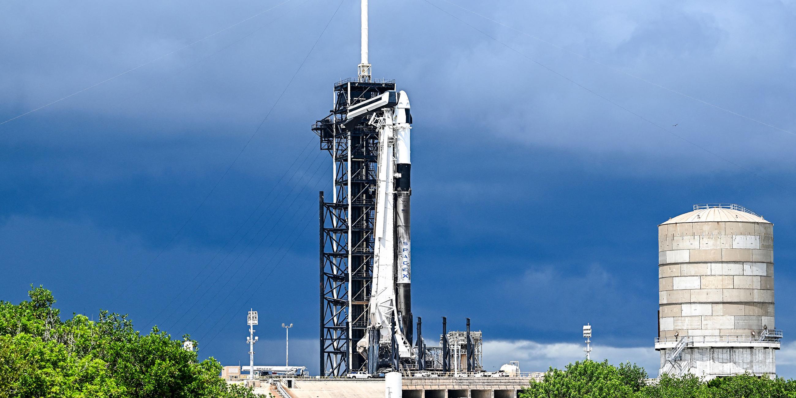 Eine SpaceX Falcon 9-Rakete steht auf dem Startkomplex 39A im Kennedy Space Center vor der Polaris Dawn-Mission in Cape Canaveral, Florida am 26.08.2024