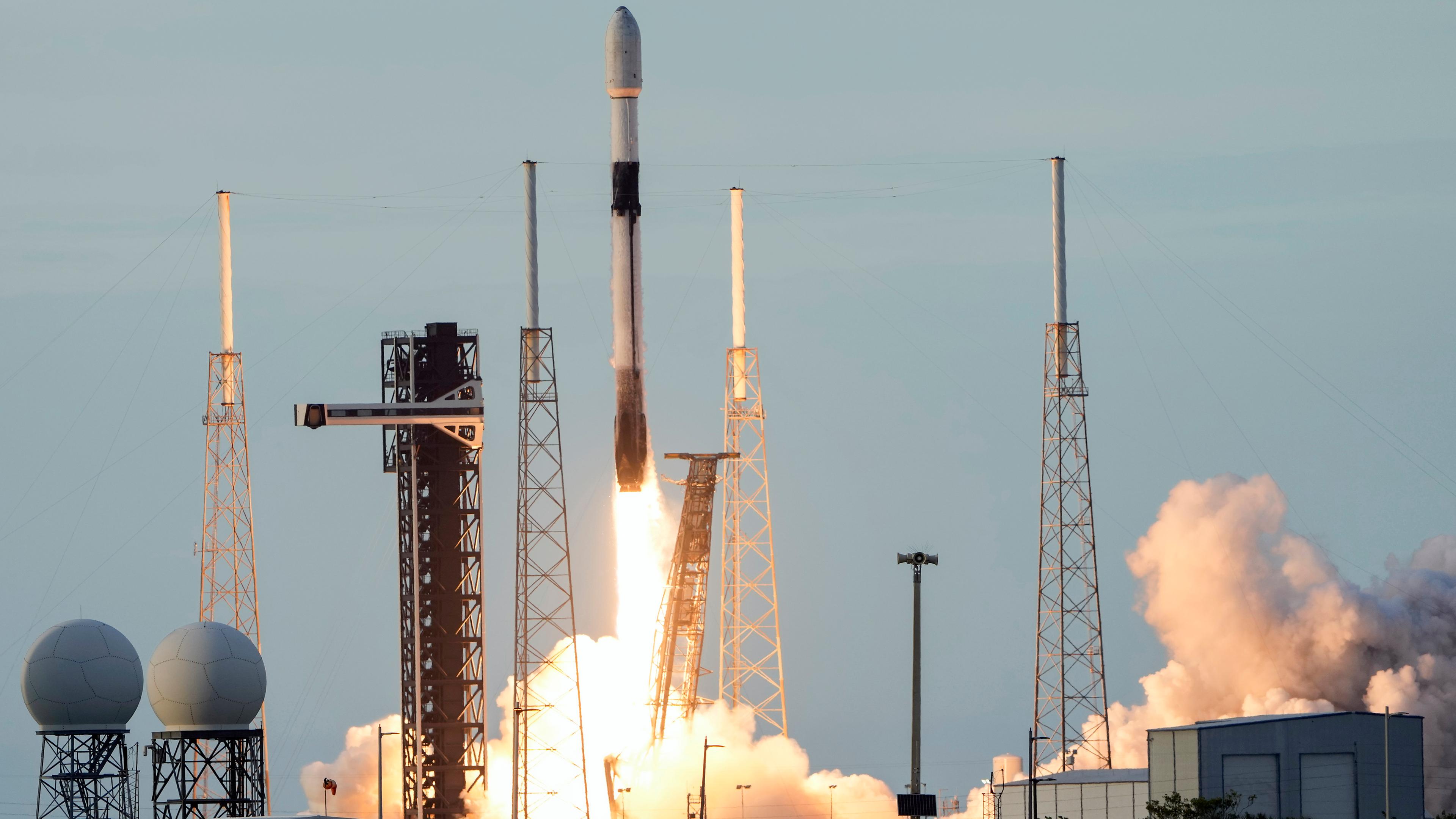 USA, Cape Canaveral: Eine SpaceX Falcon 9 Rakete mit dem Kommunikationssatelliten Turksat 6A an Bord hebt von der Cape Canaveral Space Force Station in Cape Canaveral, Florida, ab.