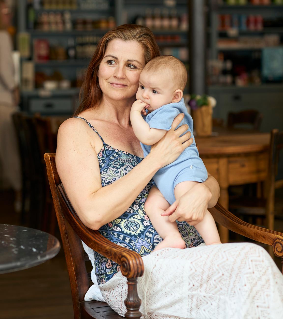 Nadine hält ihr Baby auf dem Arm.