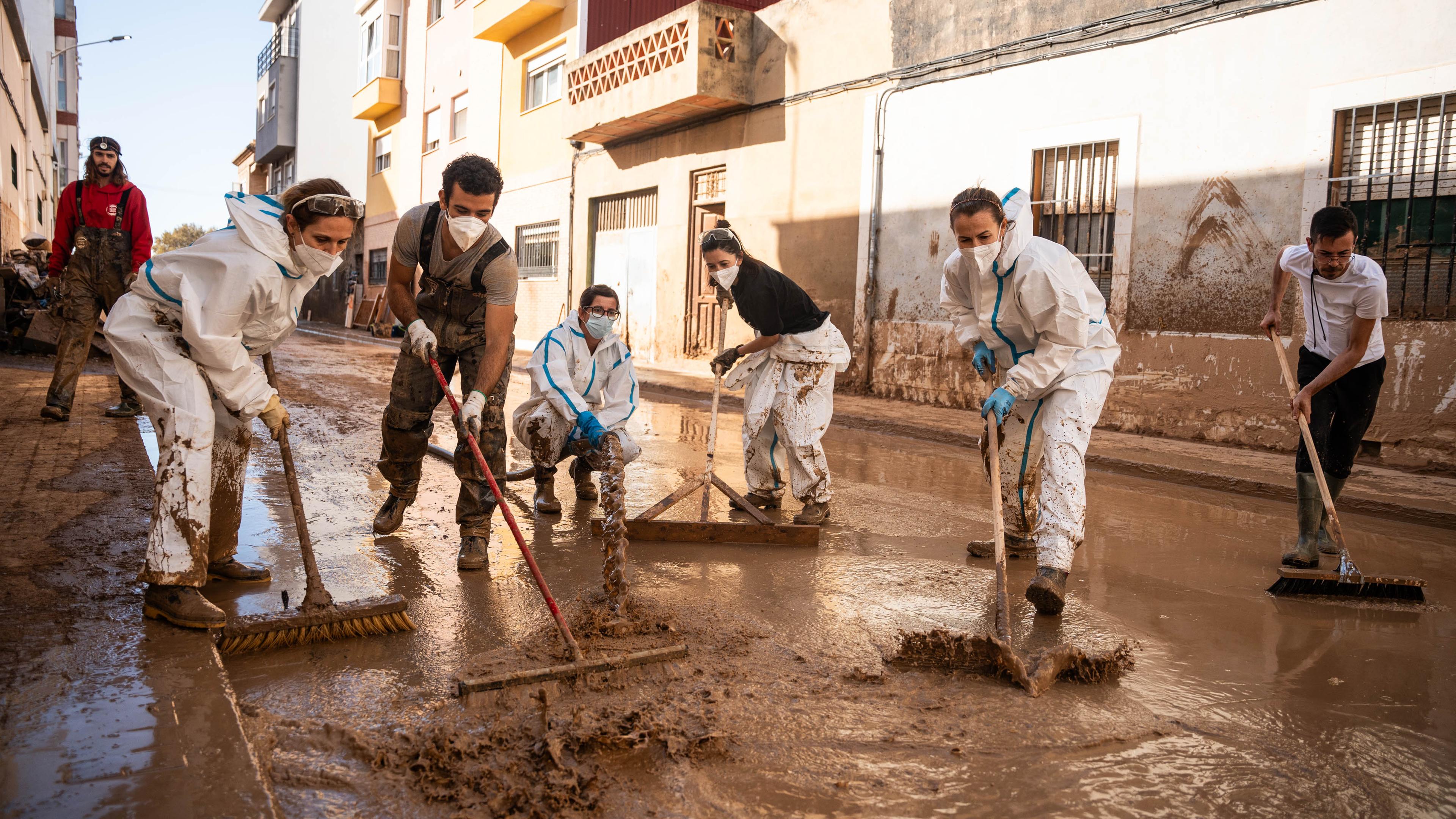 Aufräumarbeiten nach Überschwemmung in Spanien