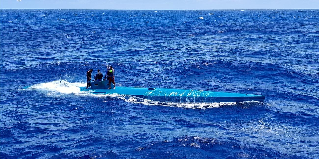 Die spanische Polizei hat im Atlantik ein Drogen-U-Boot abgefangen. Vier Besatzungsmitglieder aus Kolumbien wurden festgenommen, zuvor hatten sie das Boot mitsamt Fracht versenkt.