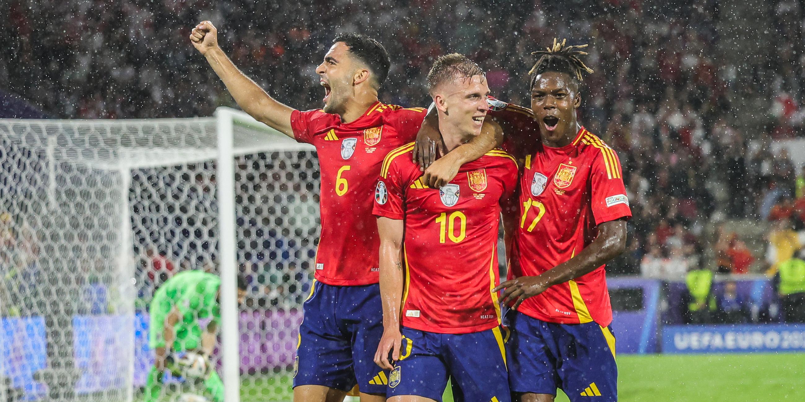 Spaniens Dani Olmo jubelt nach seinem Tor zum 4-1 mit Spaniens Mikel Merino (l) und Spaniens Nico Williams.