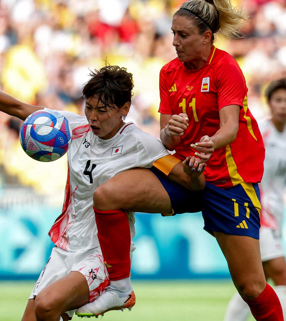 Japans Verteidigerin (Nr. 04) Saki Kumagai und Spaniens Mittelfeldspielerin (Nr. 11) Alexia Putellas kämpfen um den Ball.