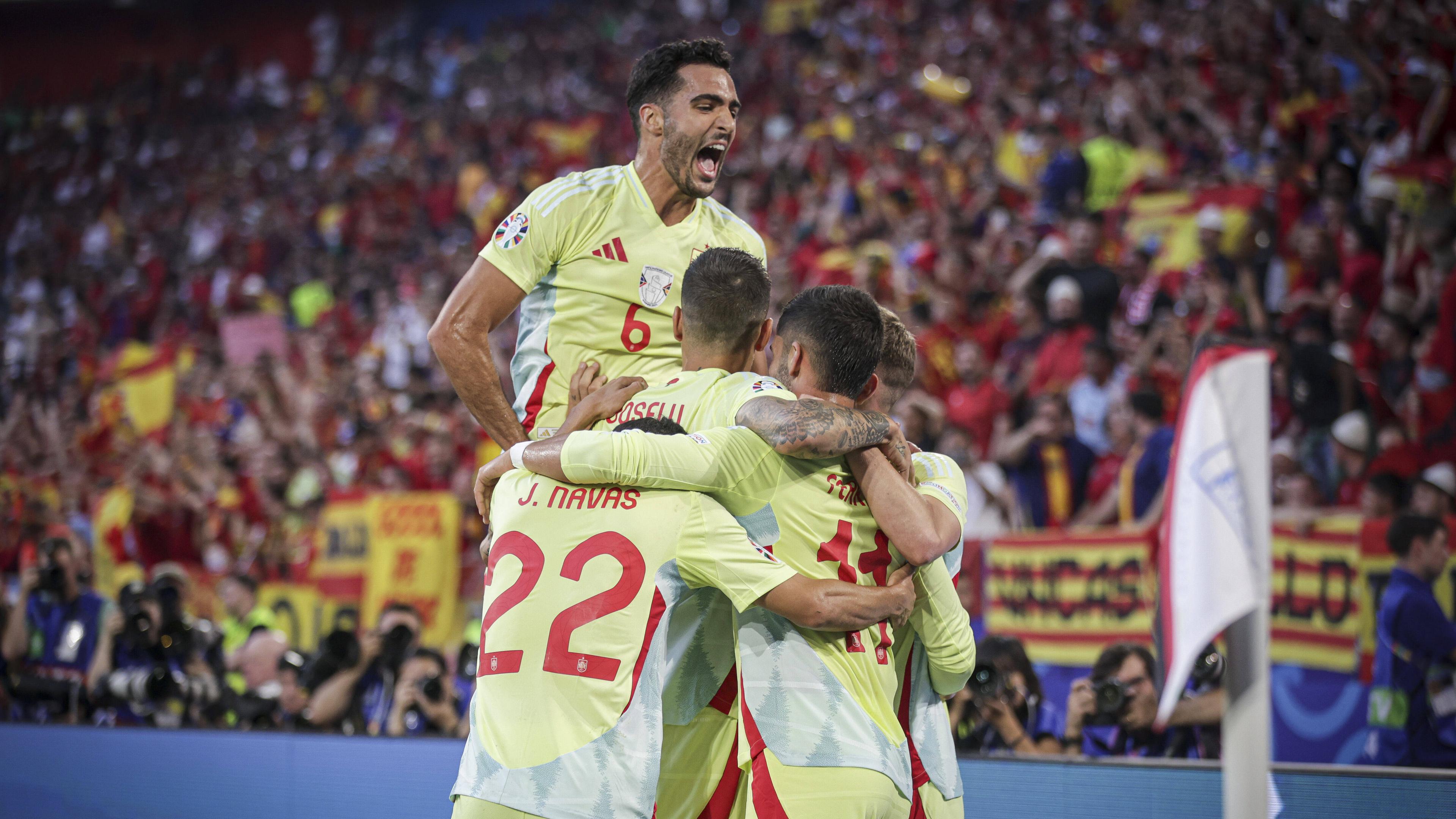 Spaniens Spieler jubeln nach dem Treffer zum 0:1 gegemn Albanien am 24.06.2024.