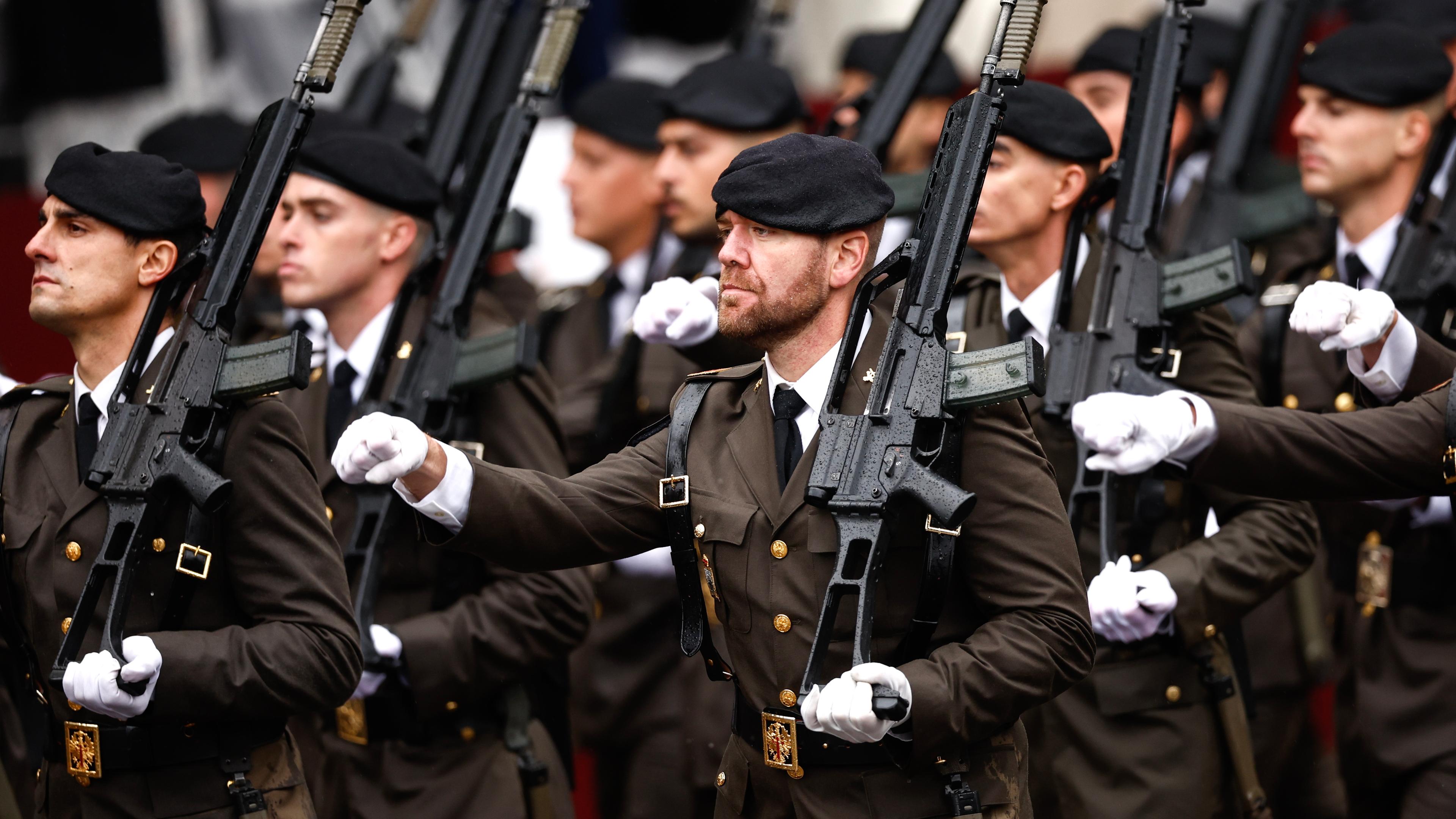 Spanien, Madrid: Eine Militärparade zum spanischen Nationalfeiertag. 