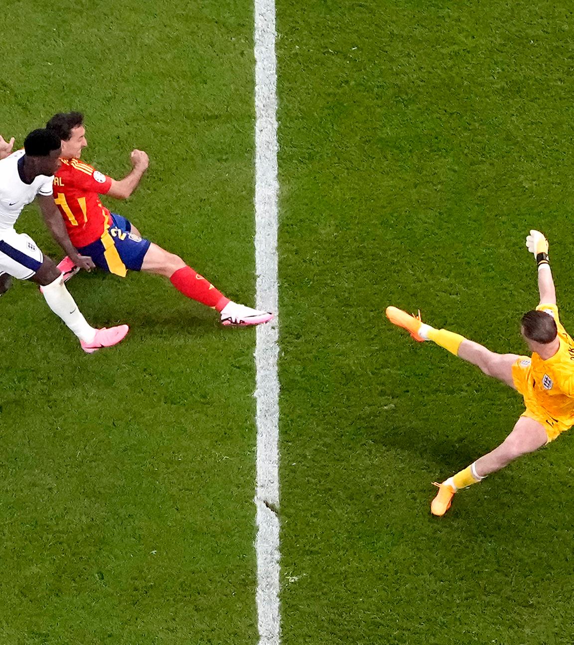 Fußball-EM 2024, Finale Spanien - England in Berlin: Der Spanier Mikel Oyarzabal (Mitte) erzielt das Siegtor.