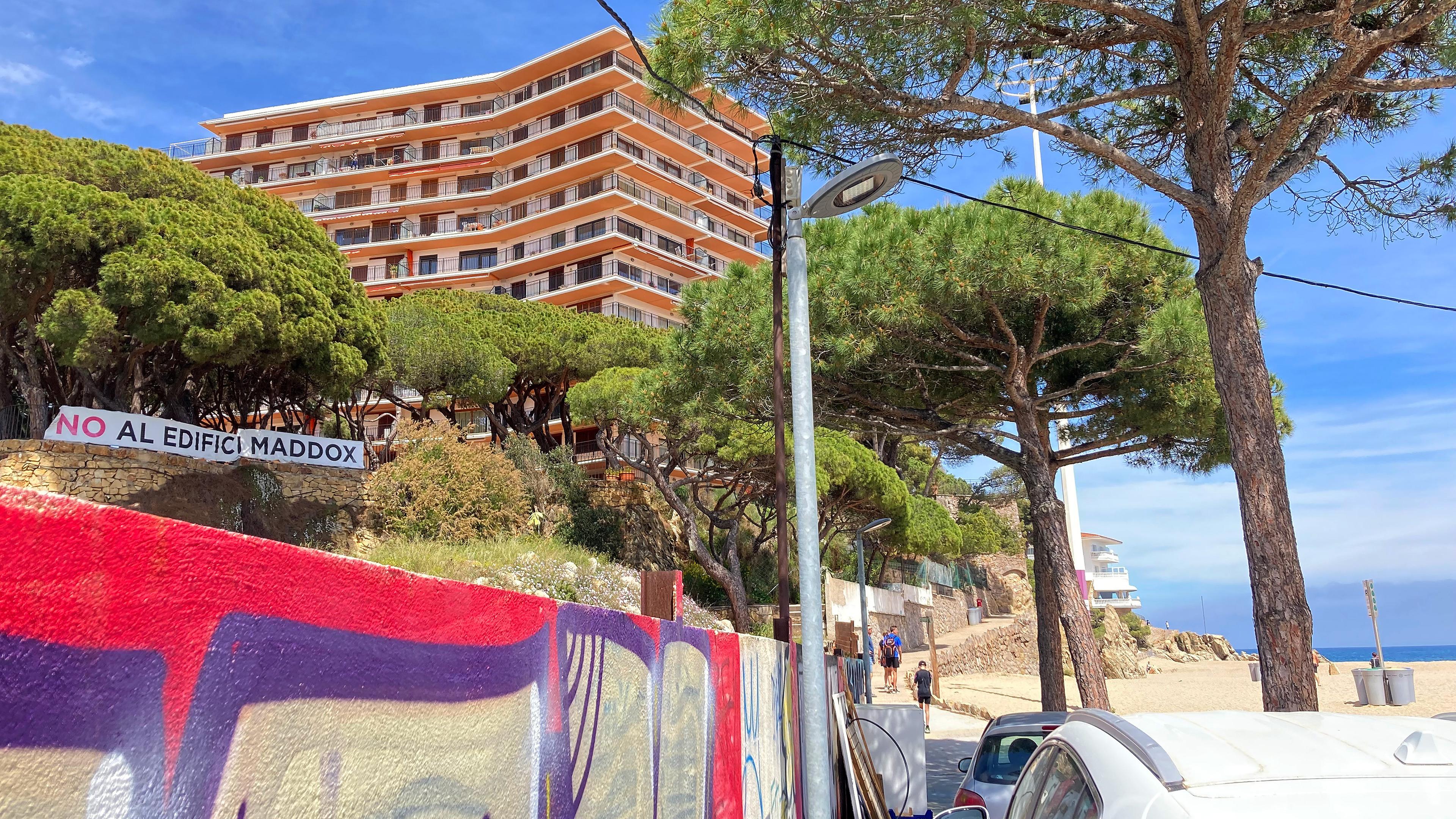 Anwohner protestieren mit einem Transparent mit der Aufschrift «No al edificio Maddox» (Nein zum Gebäude Maddox) gegen ein Bauprojekt direkt am Strand, aufgenommen am 04.05.2024