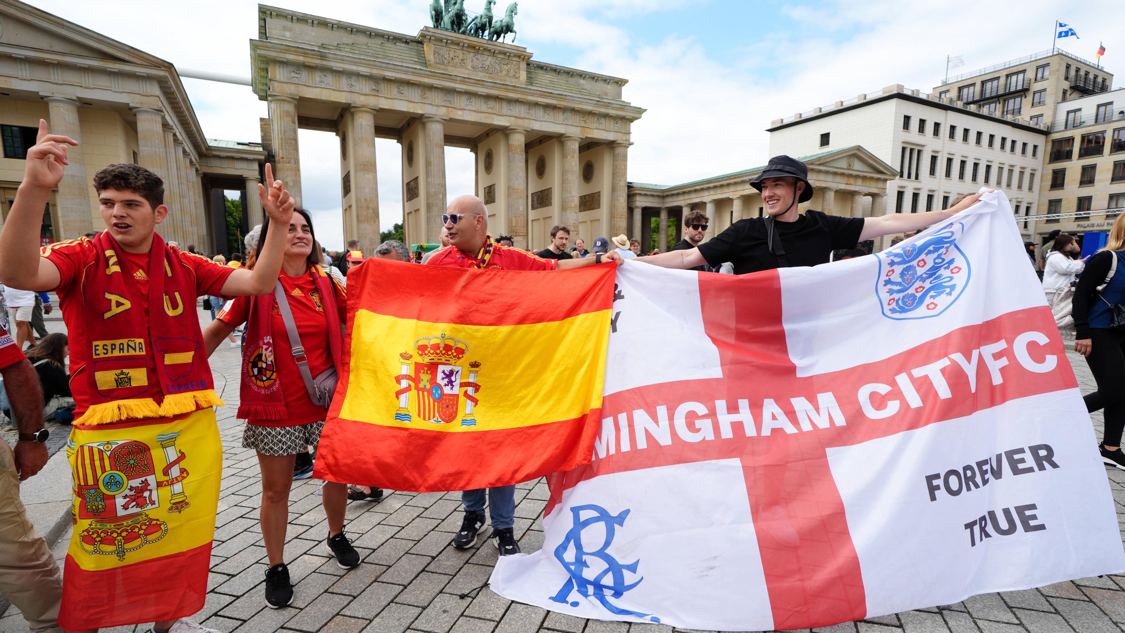 Spanien- und England-Fans halten ihre Nationalflaggen hoch.