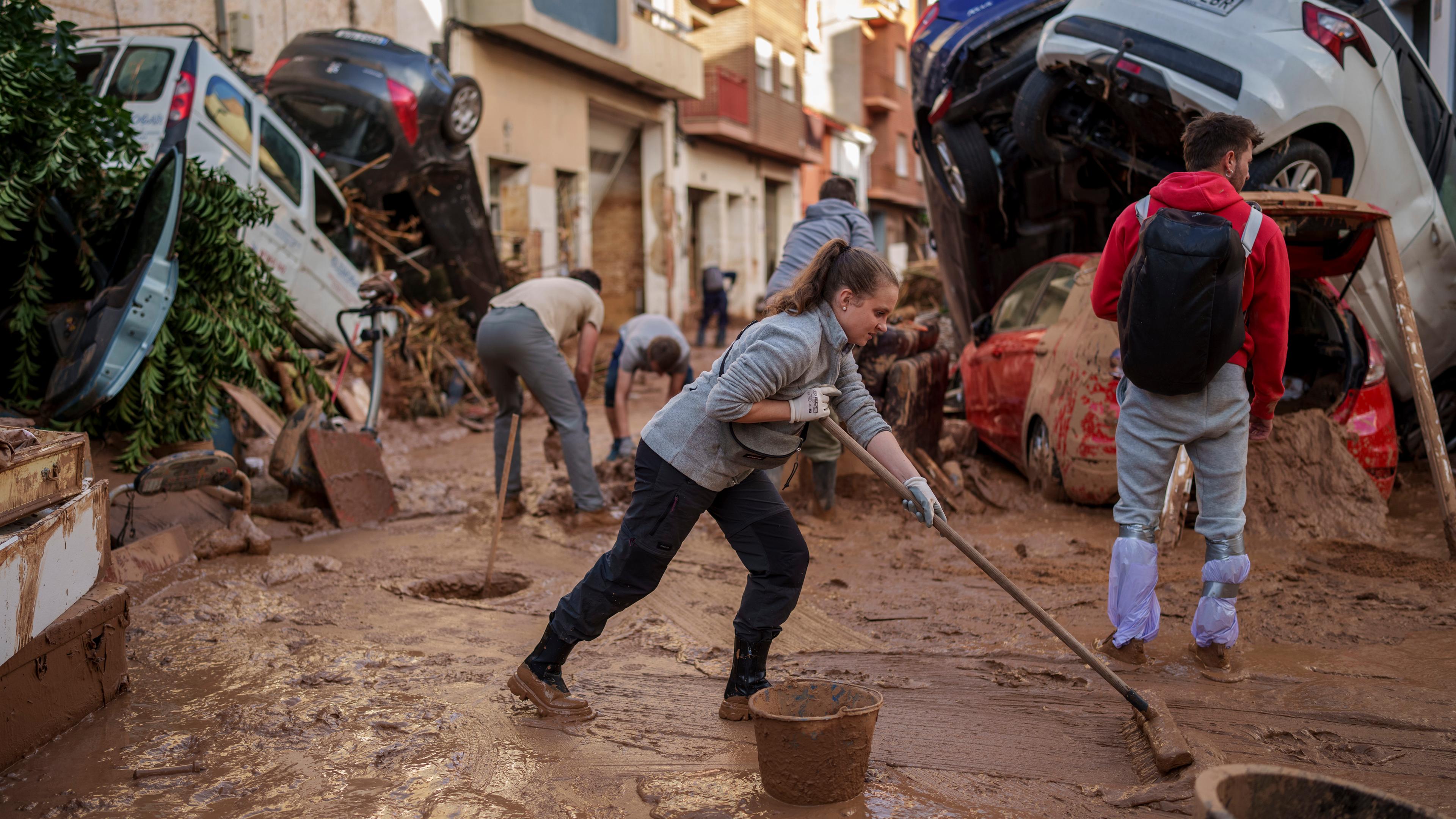 Spanien, Valencia: Aufräumarbeiten nach der Überschwemmung