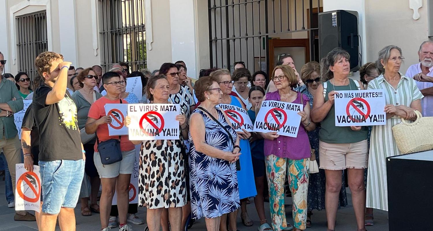 Demonstranten stehen vor dem Rathaus in Isla Mayor.